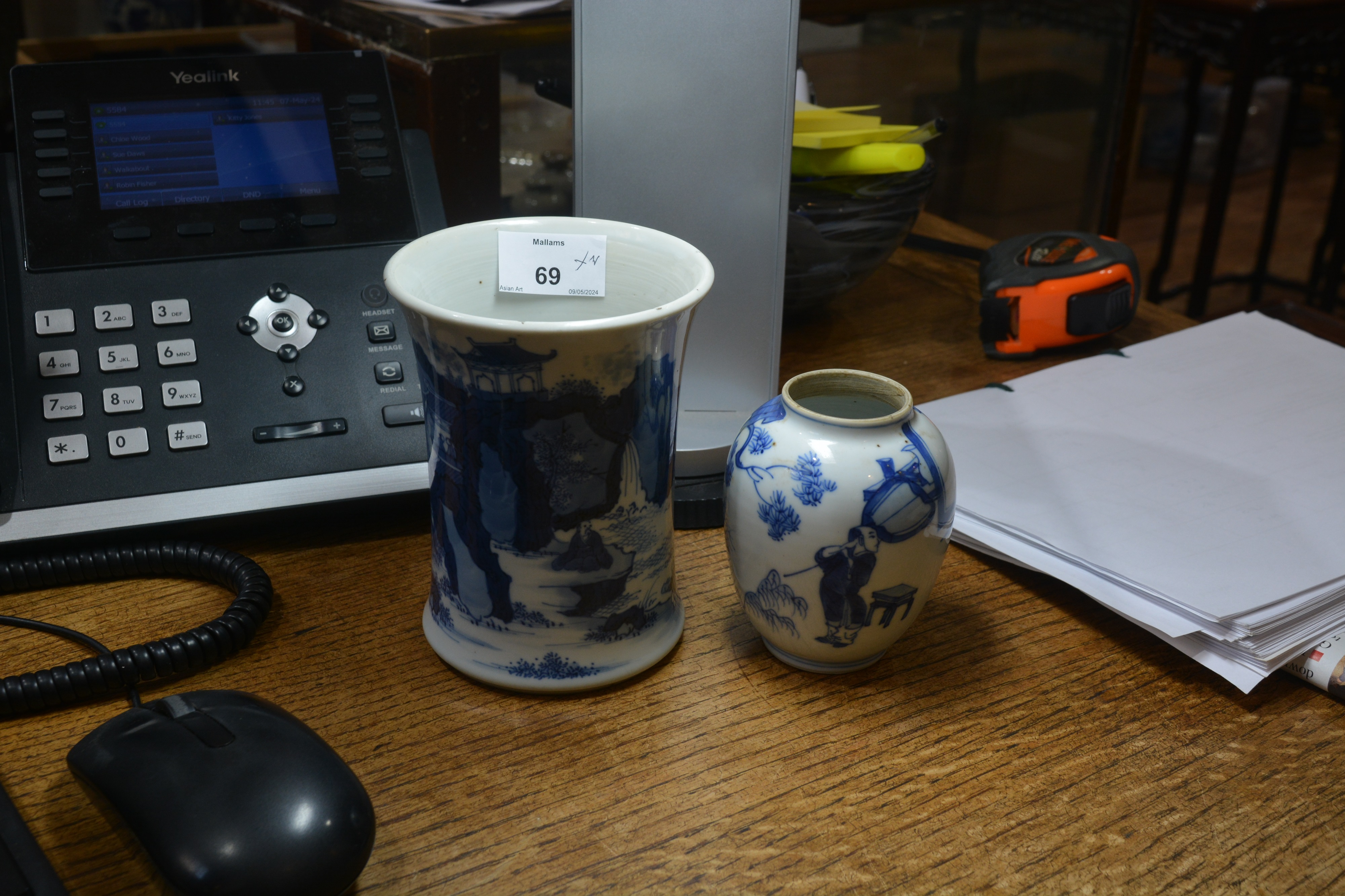 Blue and white porcelain brush pot and a jar Chinese, Kangxi the brush pot of waisted form painted - Image 6 of 9
