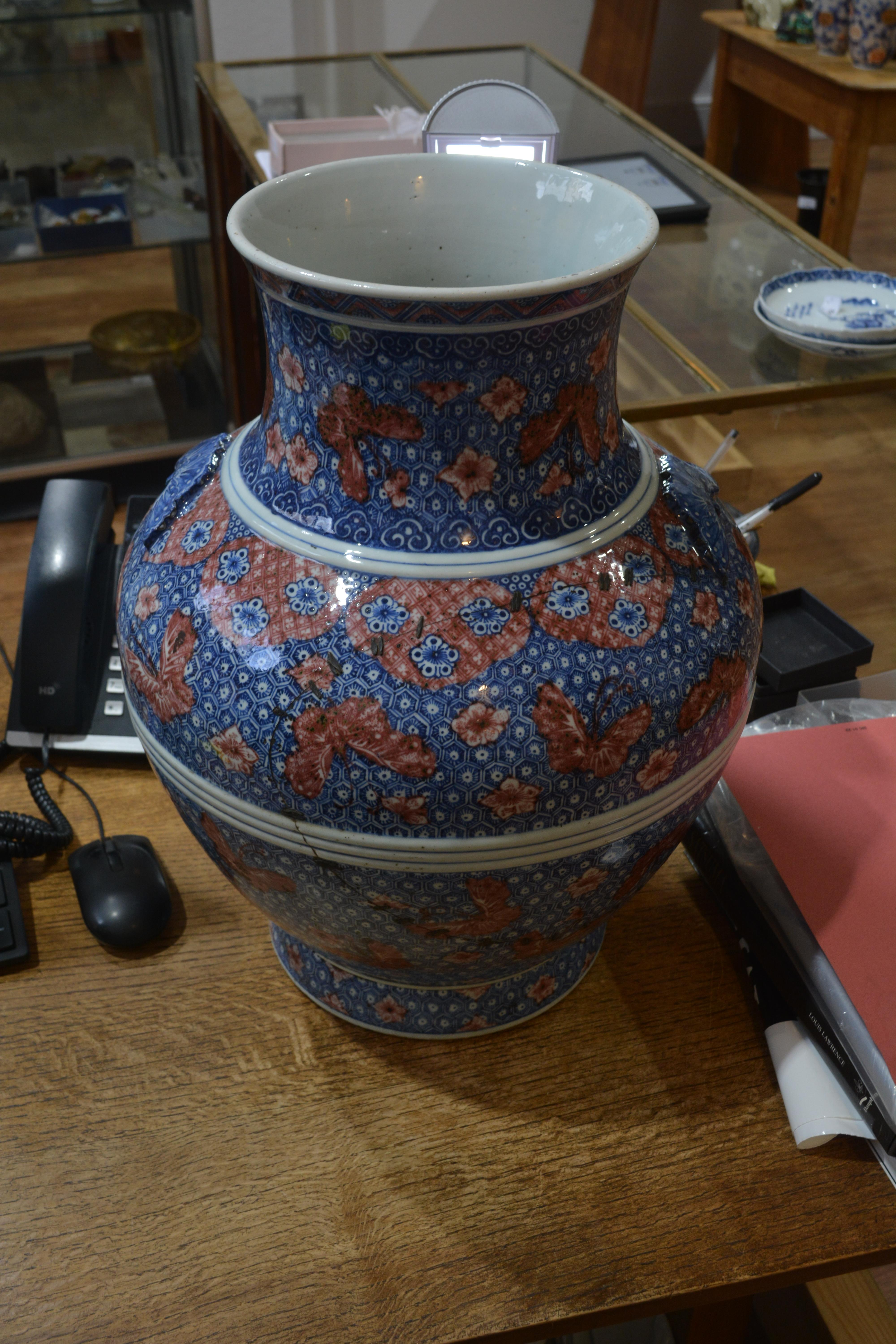 Large underglaze blue and copper-red porcelain vase Chinese, 18th Century of archaistic hu form with - Bild 10 aus 18