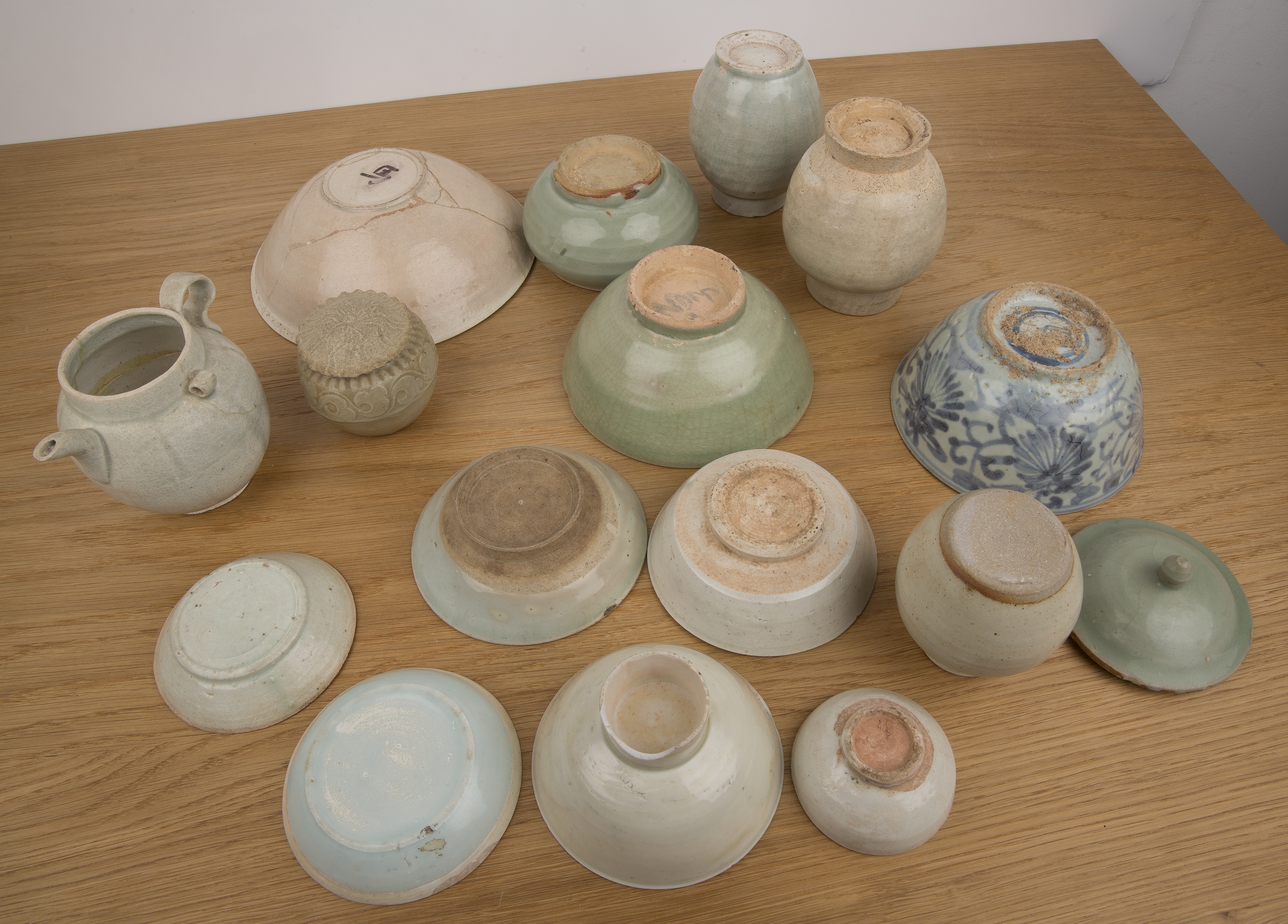 Group of stoneware and porcelain pieces Chinese, Song dynasty and later including, celadon, - Image 6 of 6