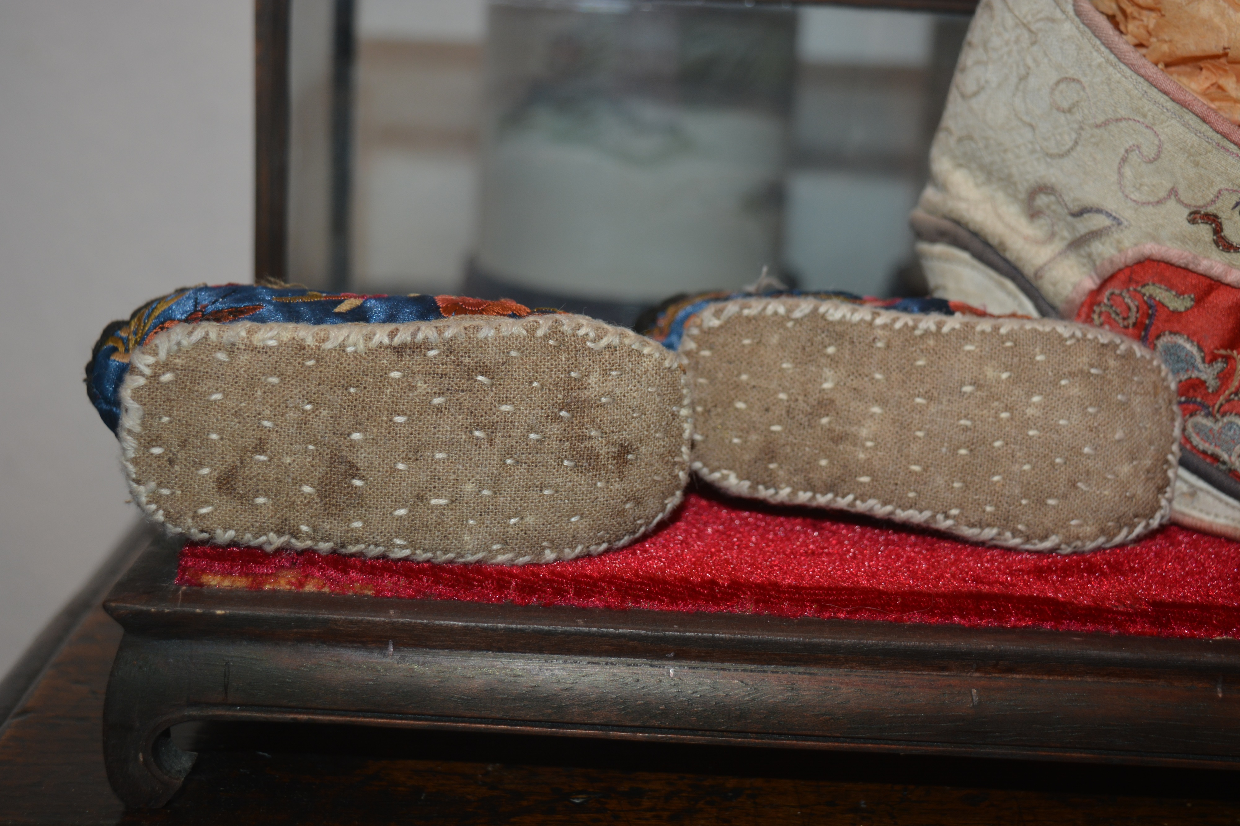 Four pairs of embroidered shoes Chinese set in three later wooden and glass cases, two cases 39. - Image 5 of 13