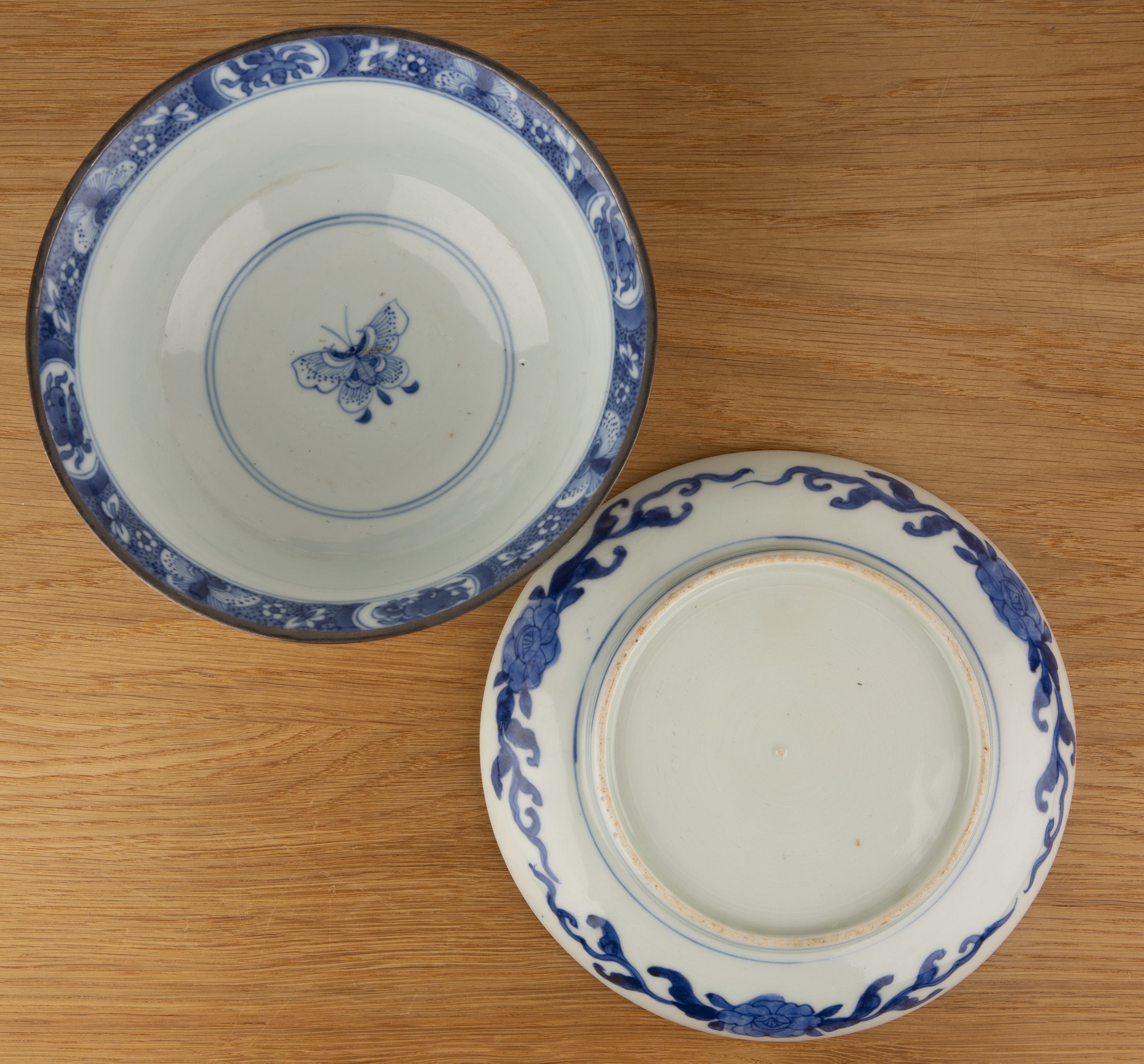 Group of blue and white porcelain Chinese and Japanese to include four shallow dragon dishes, 15.9cm - Image 4 of 5