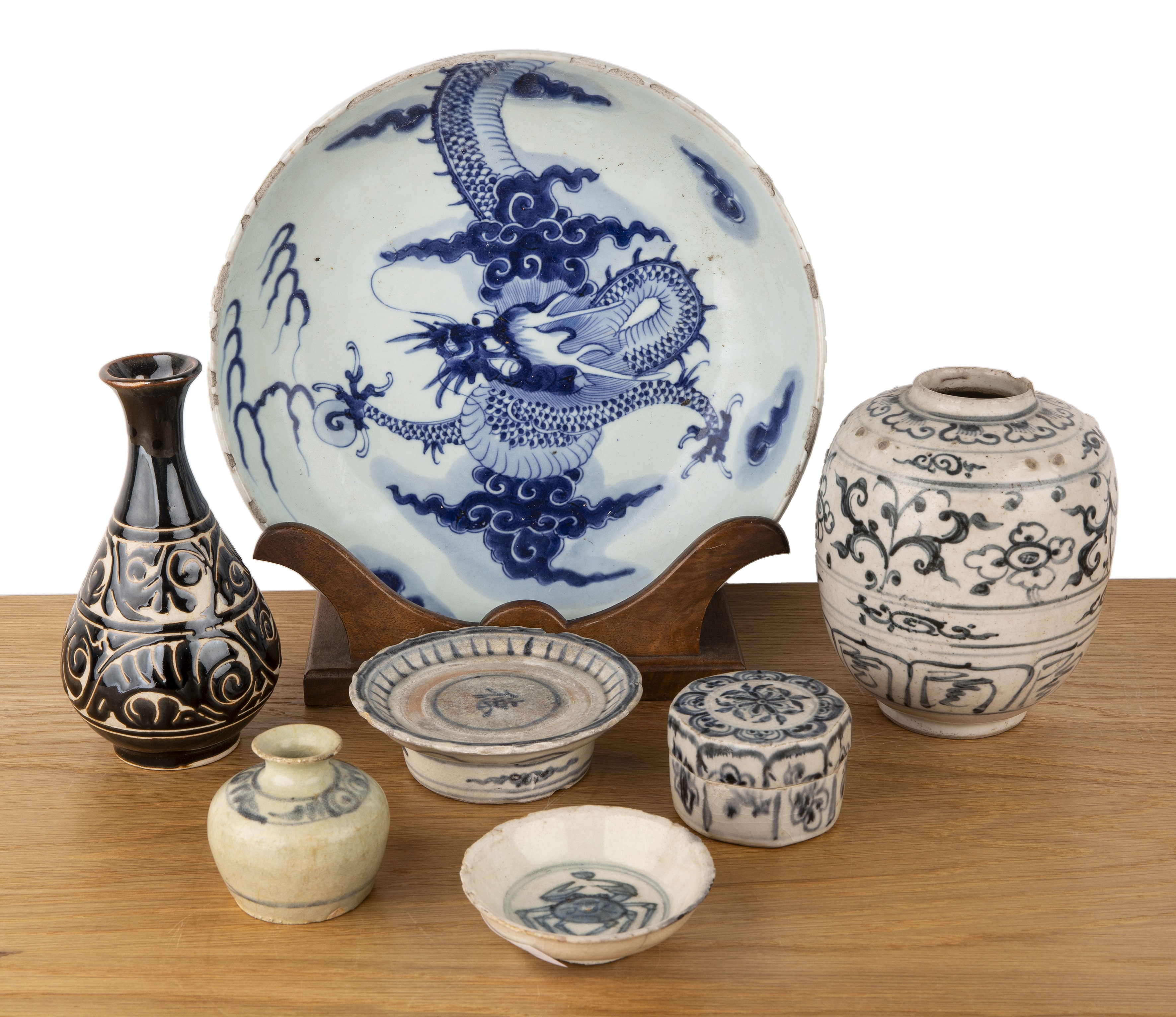 Collection of porcelain Chinese and Vietnamese, 15th-20th Century including a shallow dragon