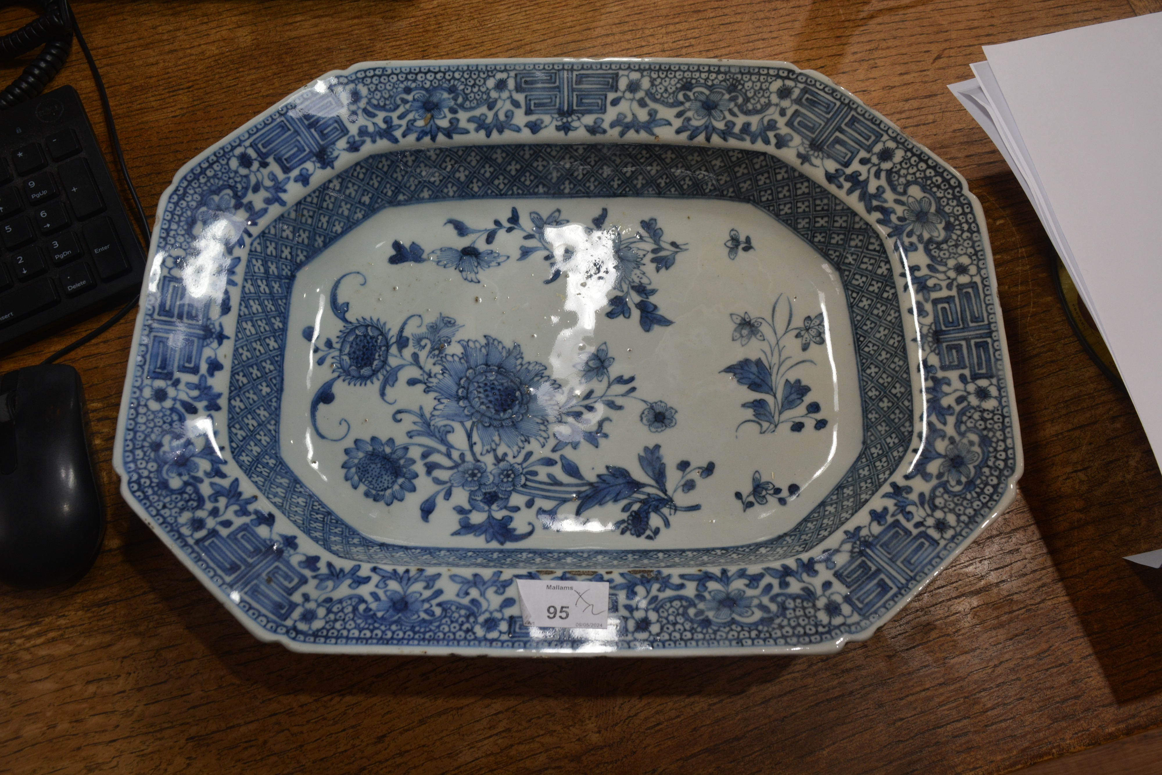 Two export blue and white porcelain meat dishes Chinese, circa 1800 one with a landscape scene of - Bild 13 aus 17