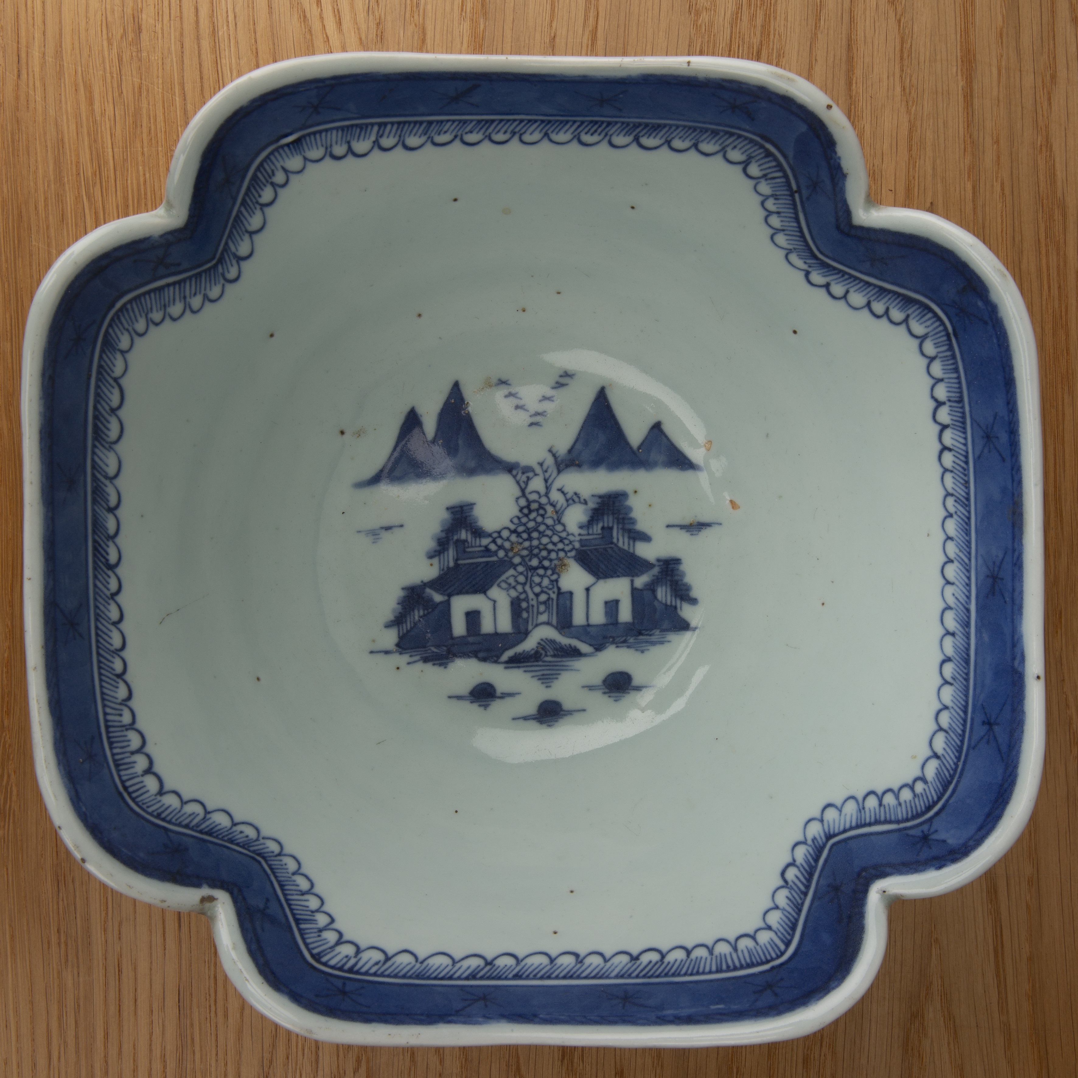 Export blue and white porcelain square bowl Chinese, circa 1800 painted with a central pavilion - Bild 2 aus 4