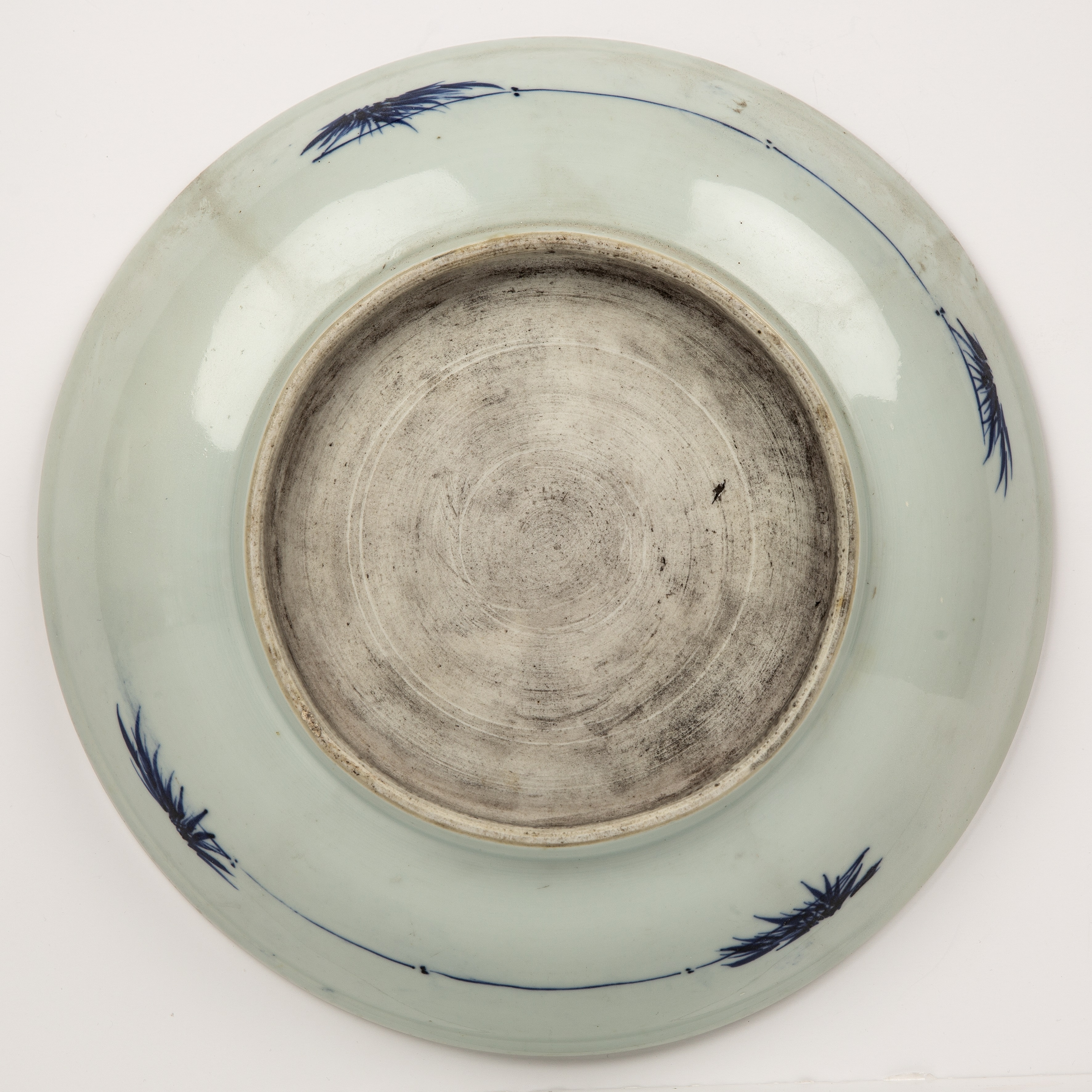 Pair of blue and white porcelain large dishes Chinese, 18th Century each painted with symbolic - Bild 5 aus 20