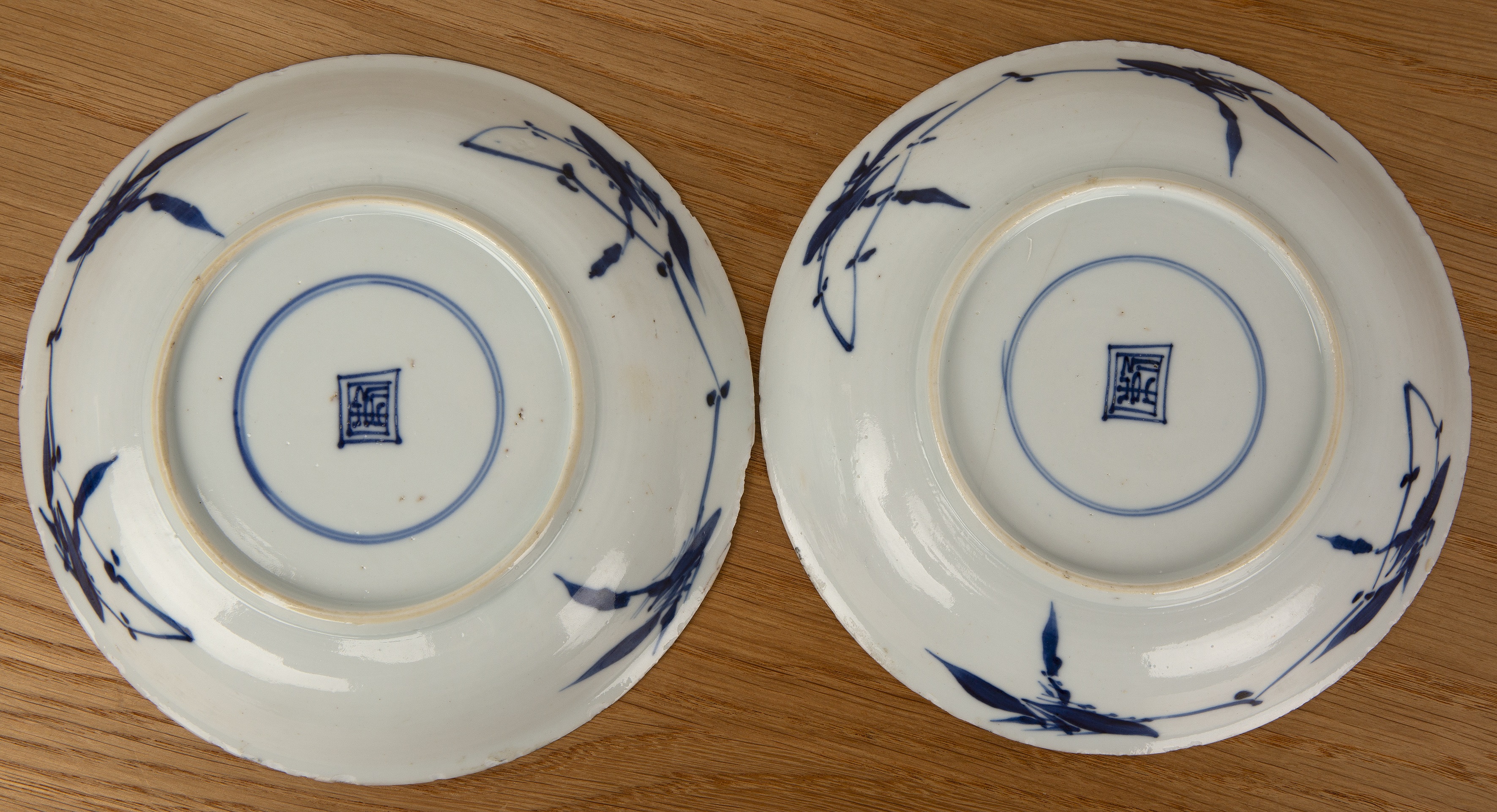 Two similar shallow blue and white dishes Chinese, Kangxi including a pair of shallow dishes painted - Bild 2 aus 2