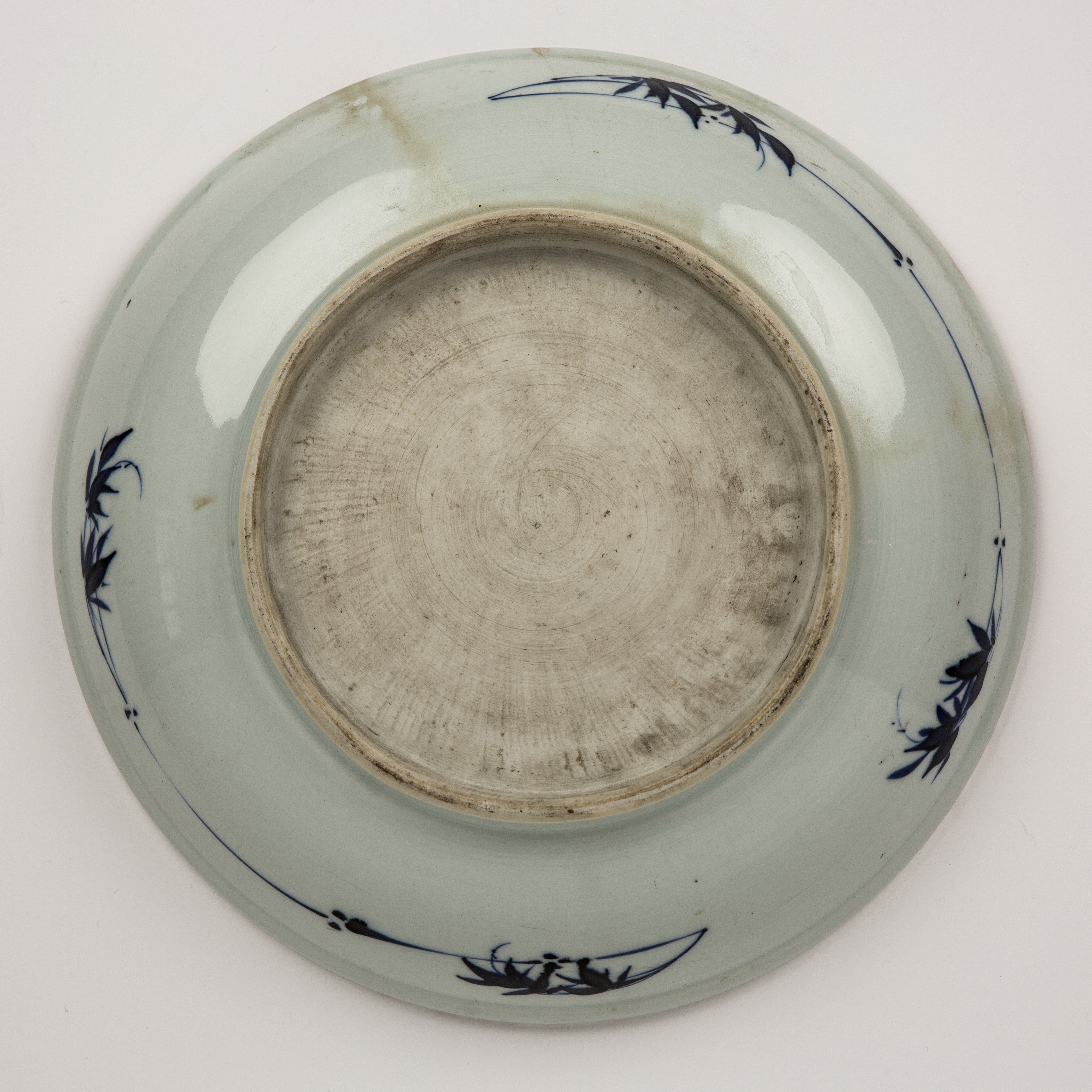 Pair of blue and white porcelain large dishes Chinese, 18th Century each painted with symbolic - Bild 8 aus 20