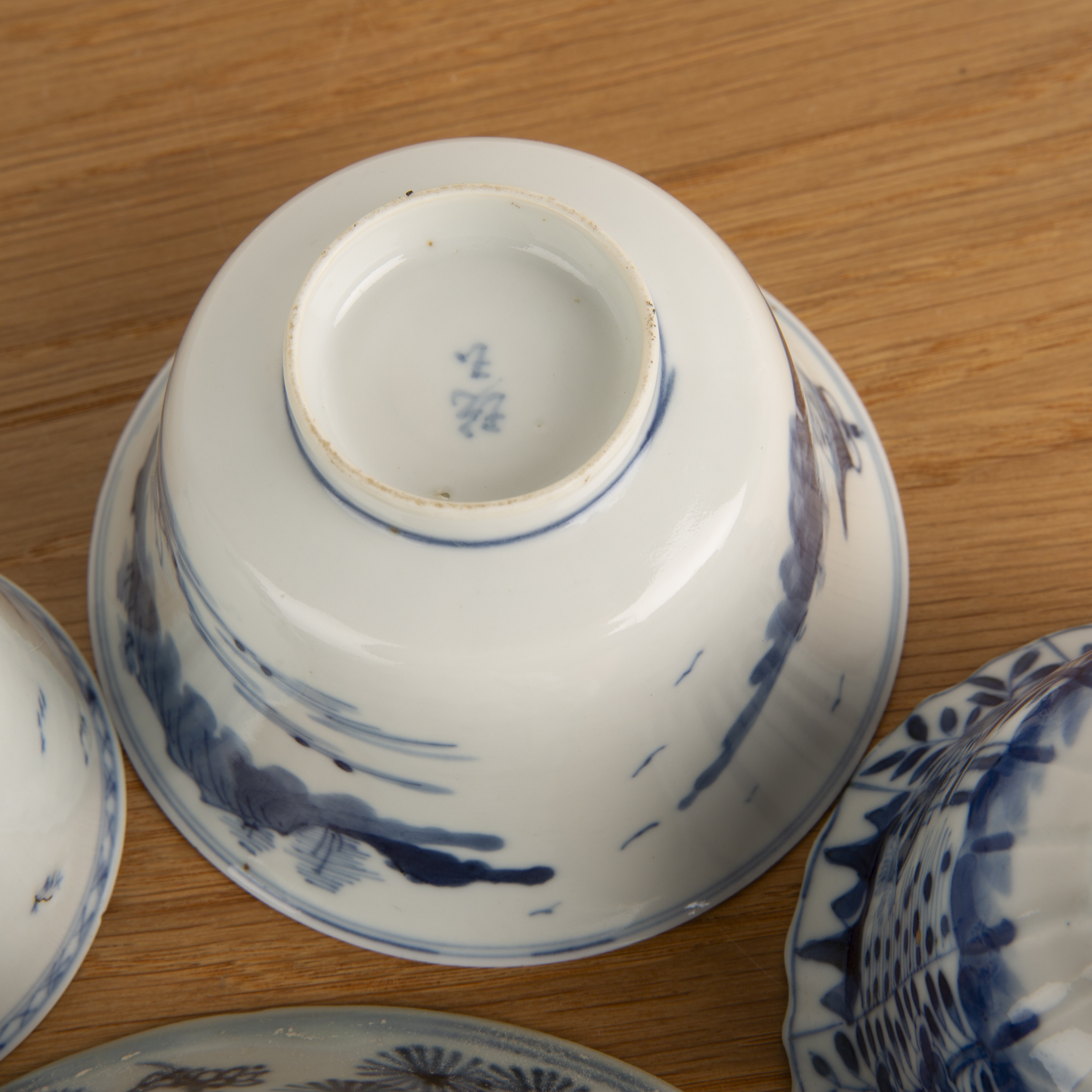 Group of blue and white porcelain Chinese and Japanese to include a tea bowl and saucer, painted - Bild 5 aus 6