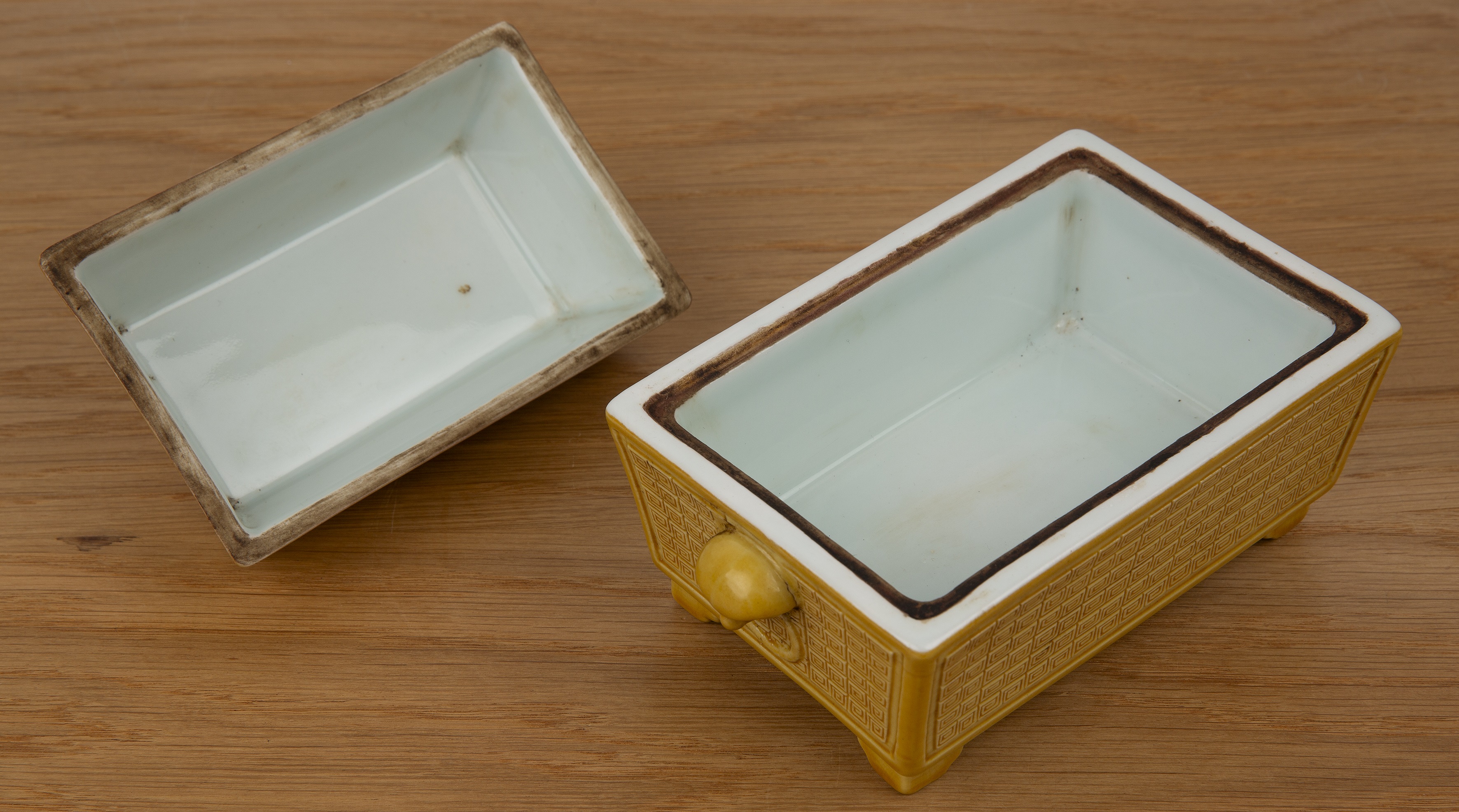 Yellow ground porcelain box and cover Chinese of rectangular form, with allover key decoration - Image 5 of 10
