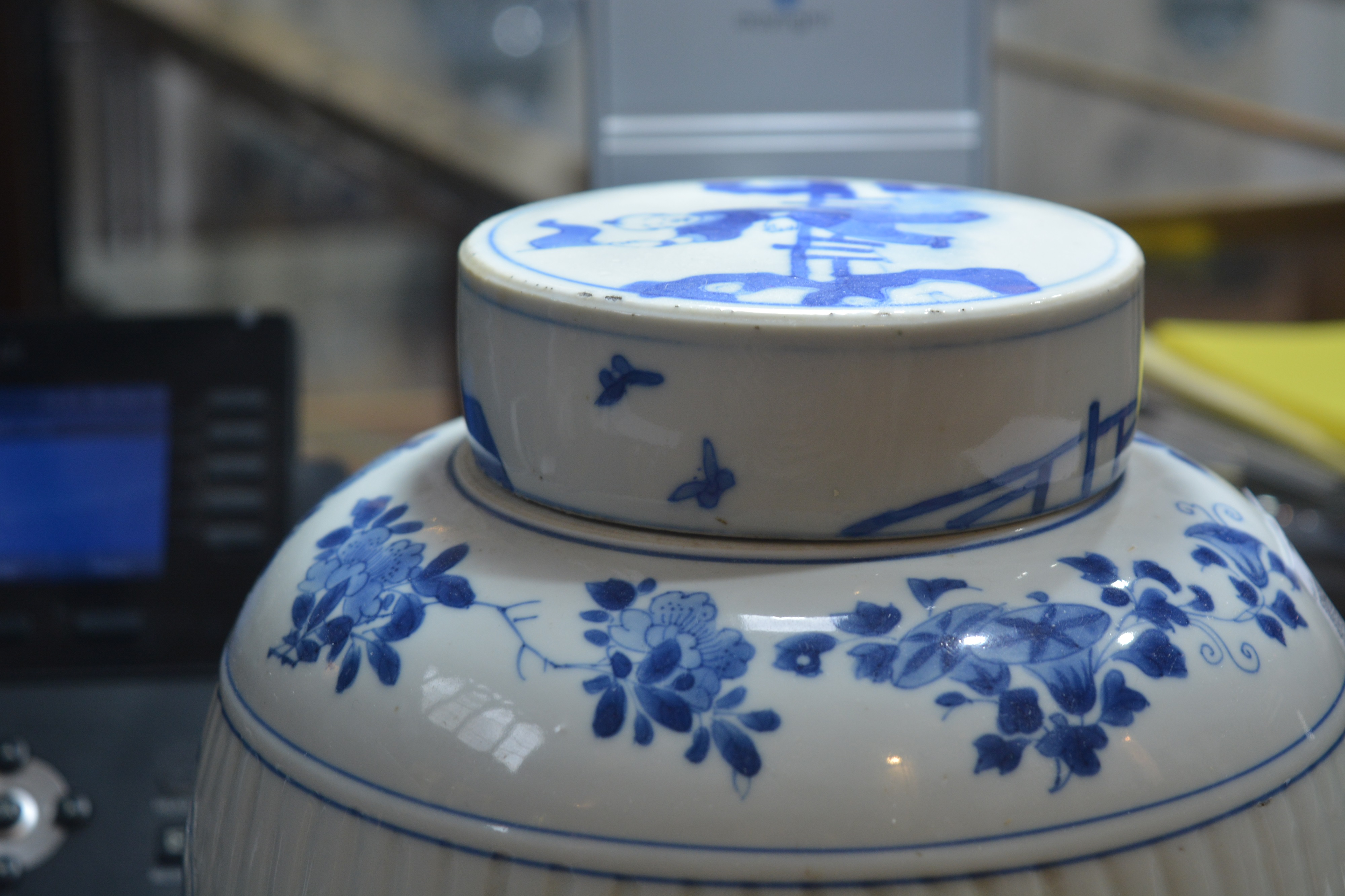 Blue and white porcelain ovoid jar and cover Chinese, Kangxi painted with four panels of children - Bild 7 aus 15