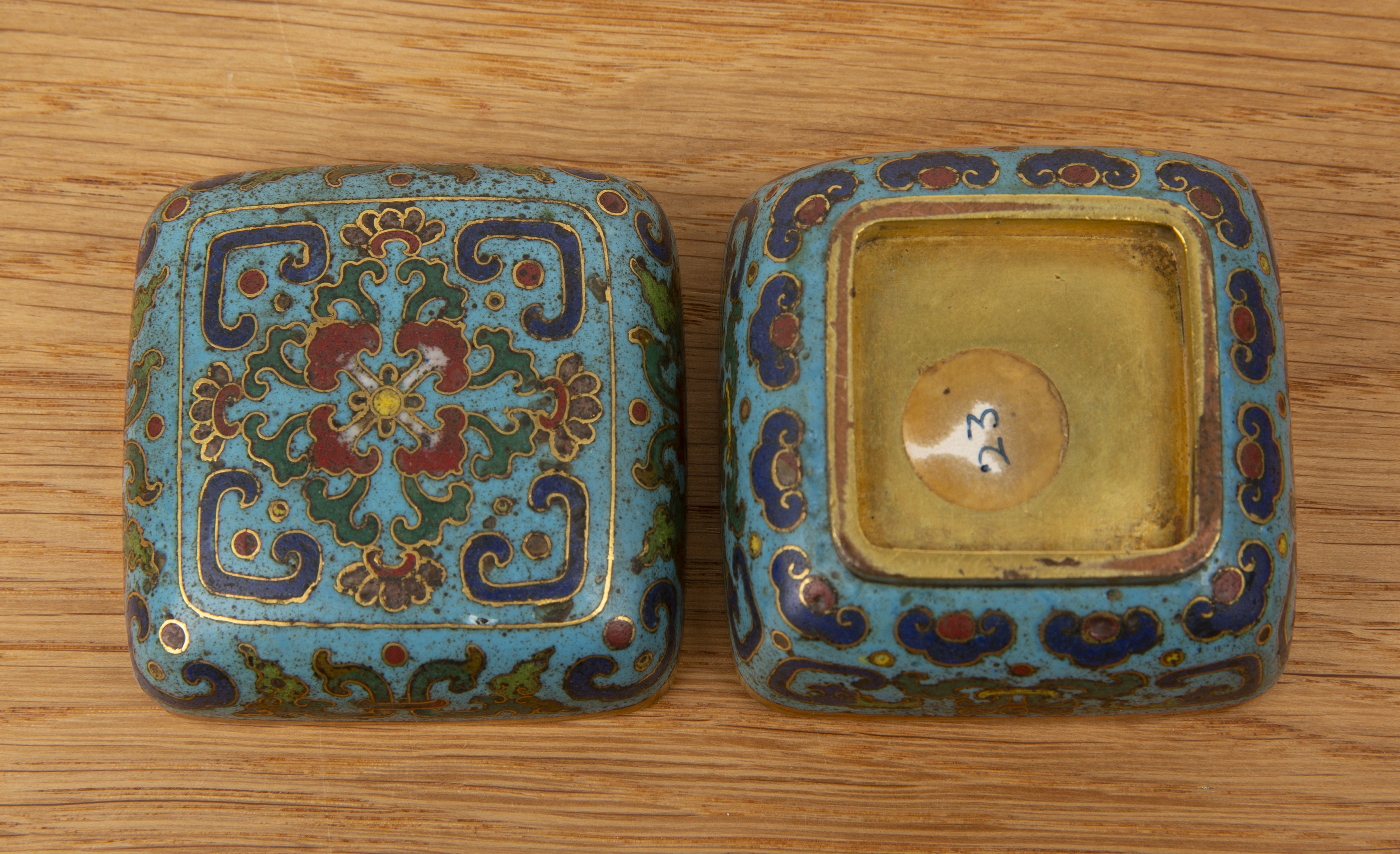 Cloisonné enamel small box Chinese, Qianlong square shaped square box with rounded sides, the - Image 4 of 21