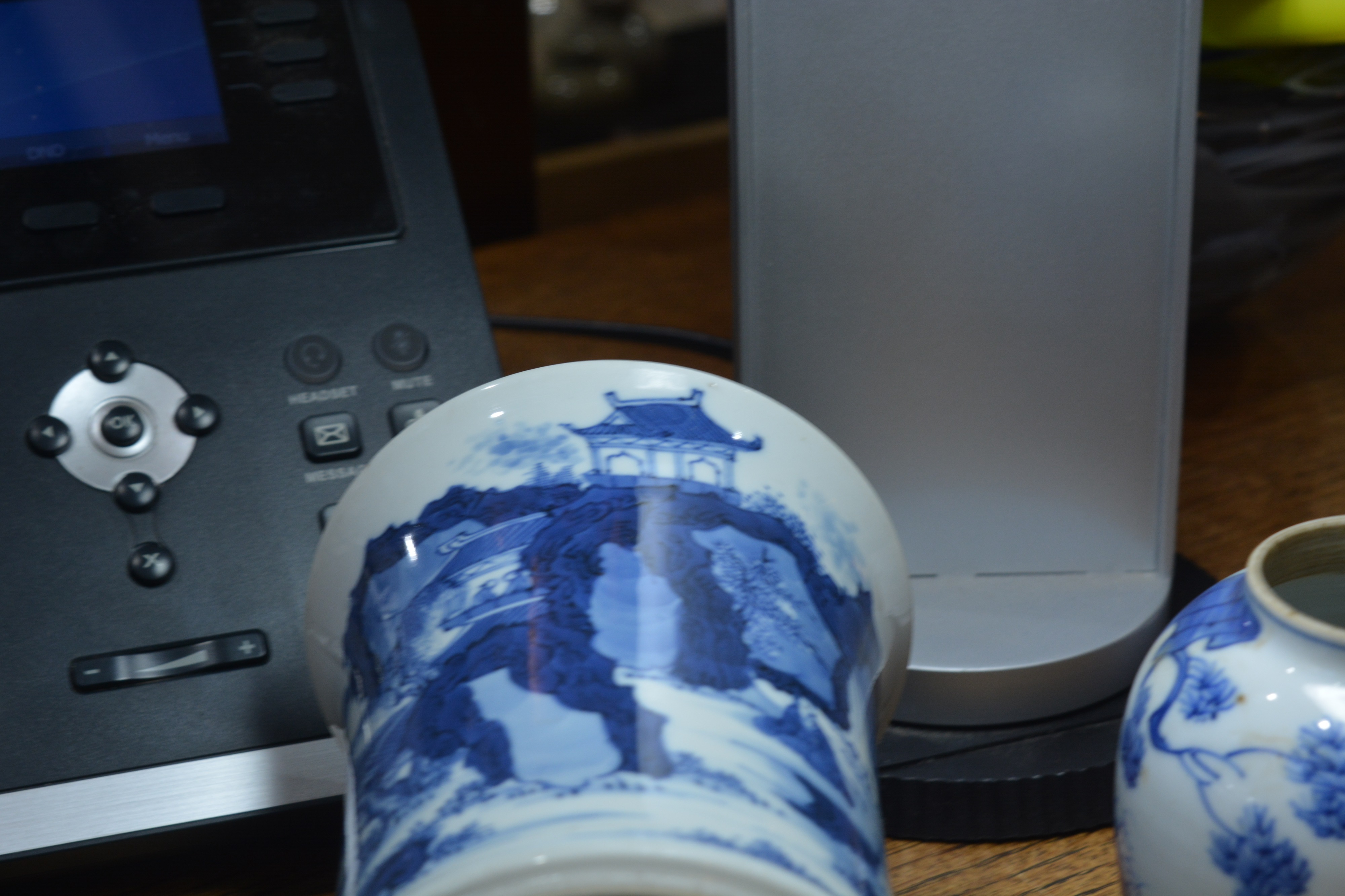 Blue and white porcelain brush pot and a jar Chinese, Kangxi the brush pot of waisted form painted - Image 5 of 9