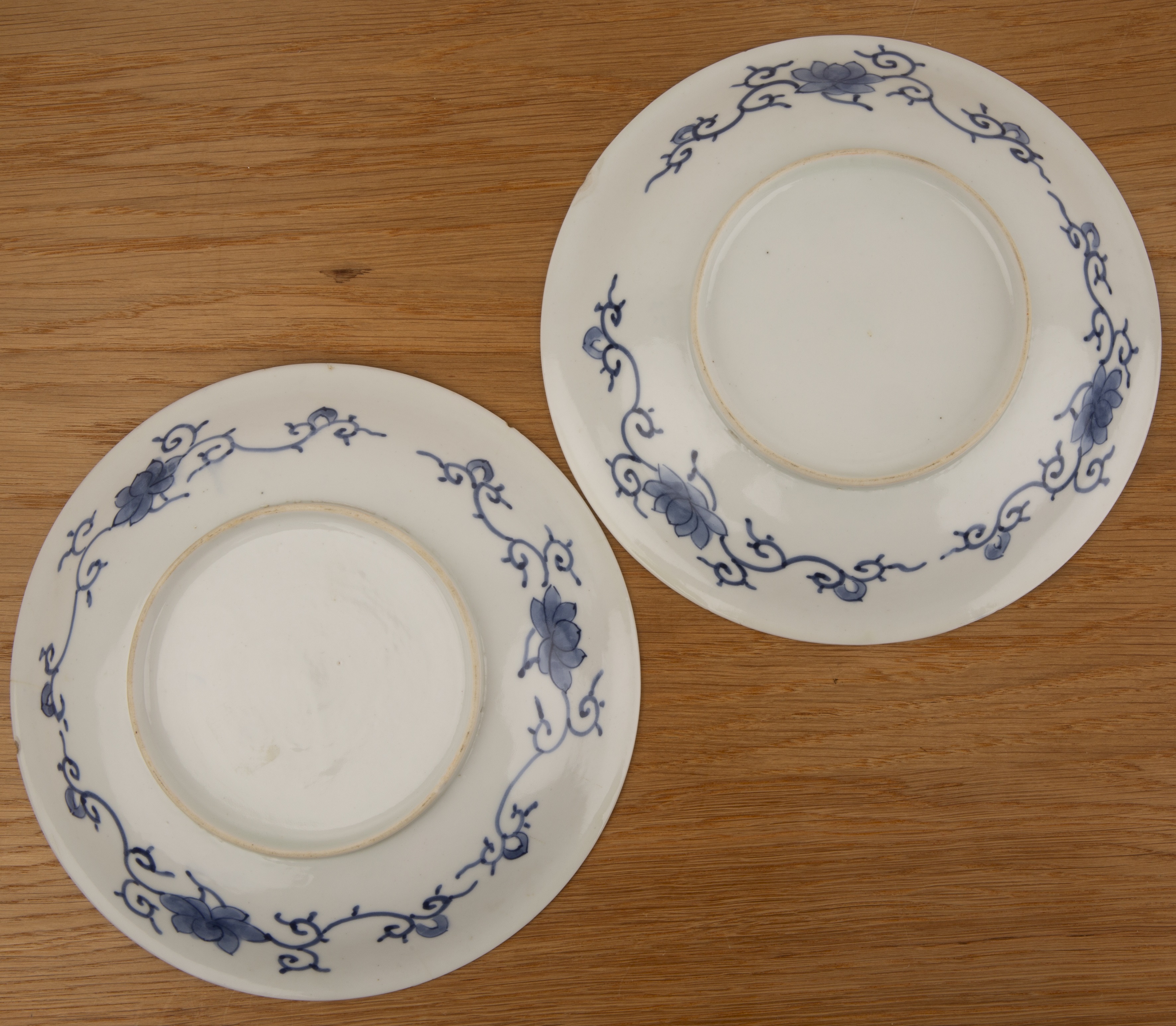 Pair of blue and white porcelain plates Japanese, 19th Century painted with carp, 21.2cm diameter ( - Bild 2 aus 2