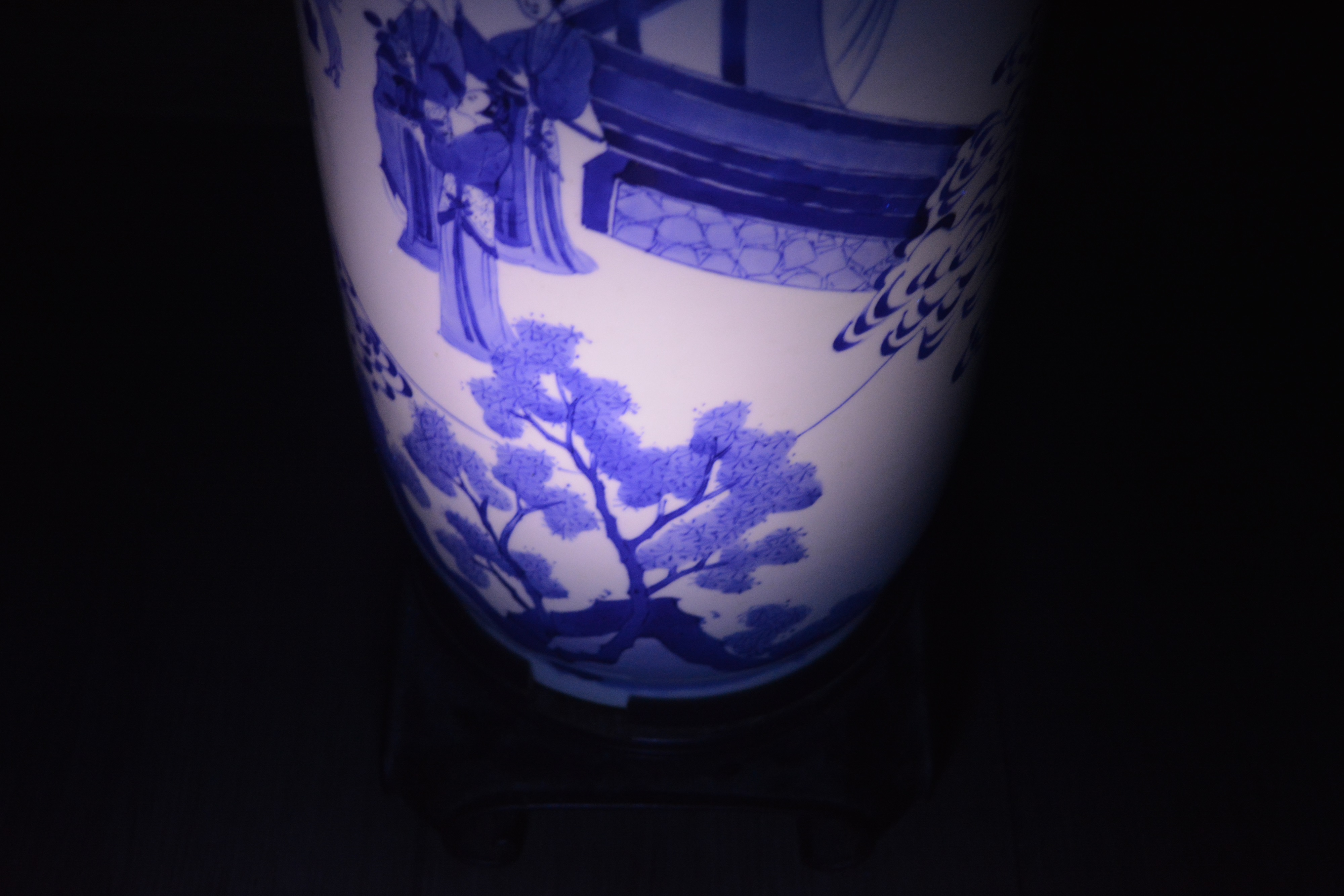 Blue and white porcelain rouleau vase Chinese, Kangxi painted with scholars, clouds, and figures - Image 26 of 33