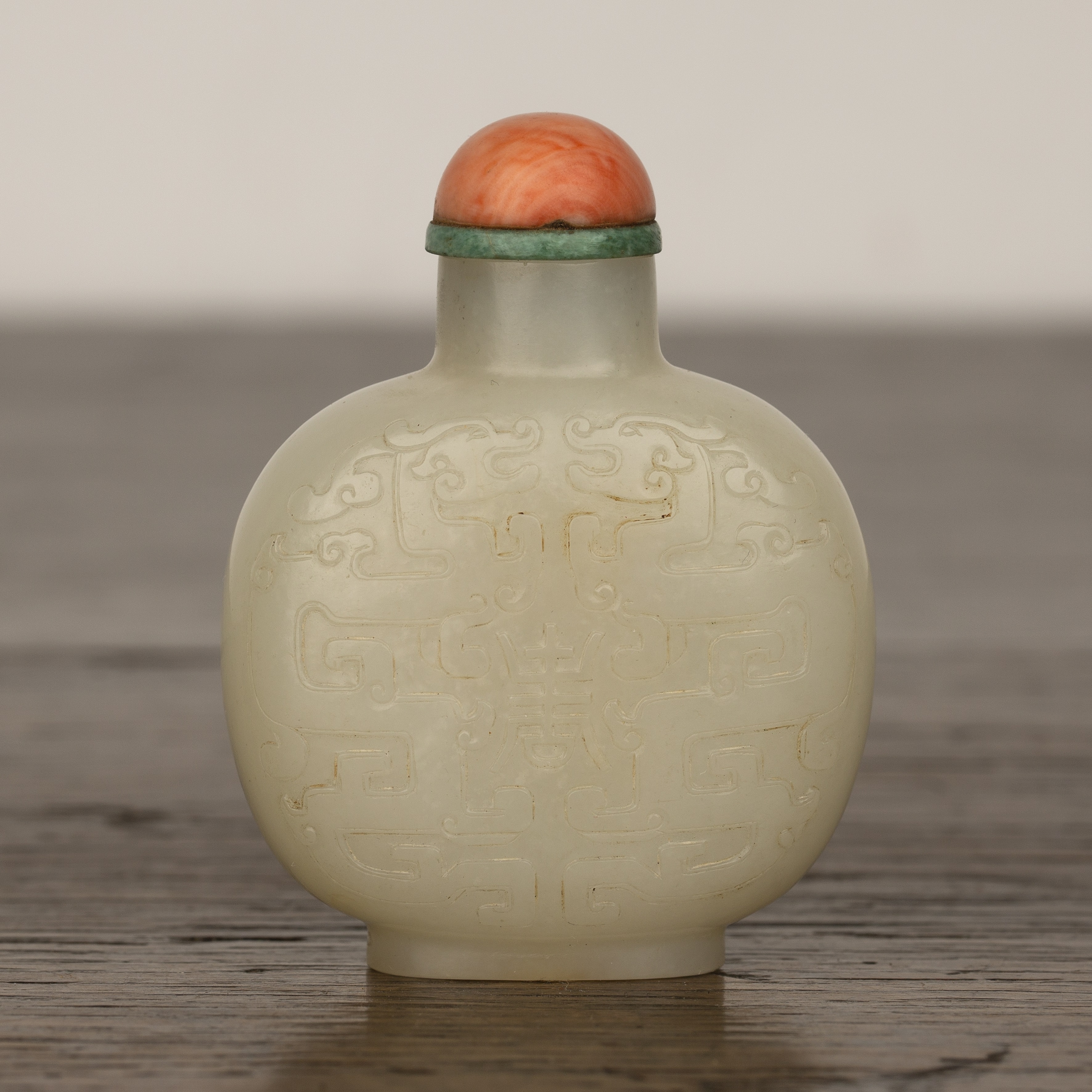 Greyish white nephrite jade snuff bottle Chinese, 1750-1780 of well hollowed flattened rounded - Image 2 of 12
