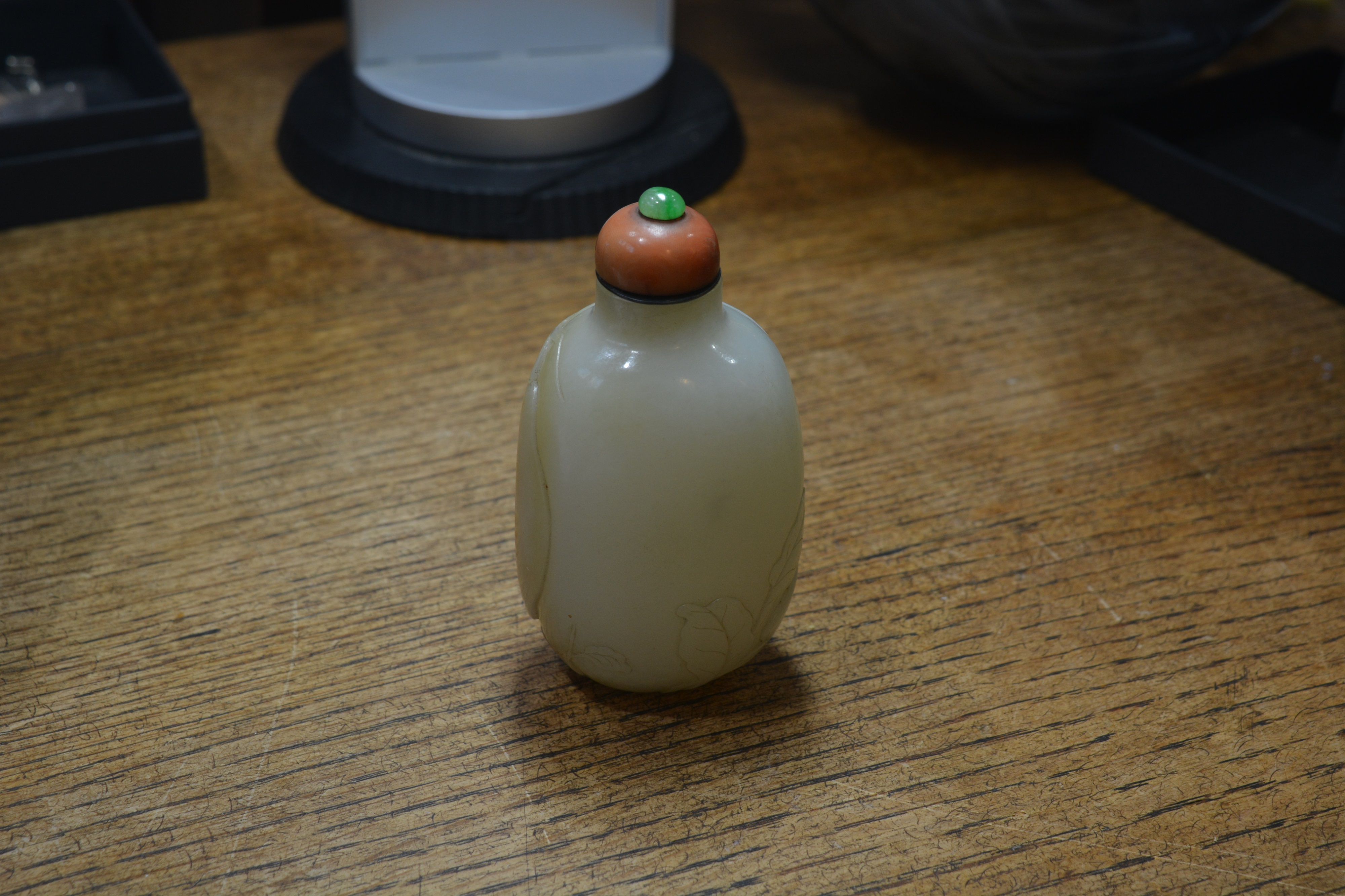 Nephrite snuff bottle Chinese, 1750-1780 of rounded elongated pebble shape carved in low relief - Image 11 of 13