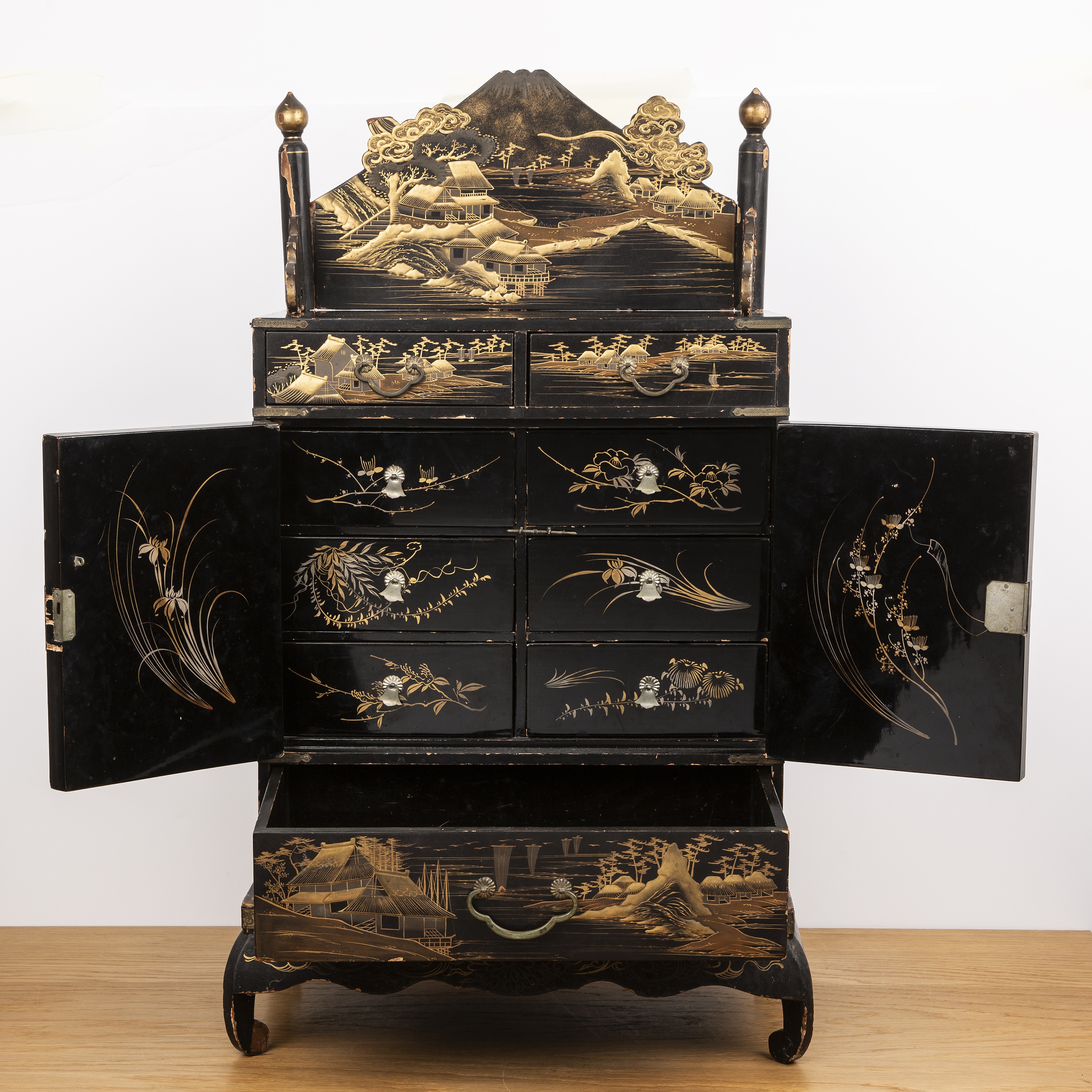 Black lacquer cabinet on stand Japanese the piece with two central doors, the doors opening to - Image 4 of 5