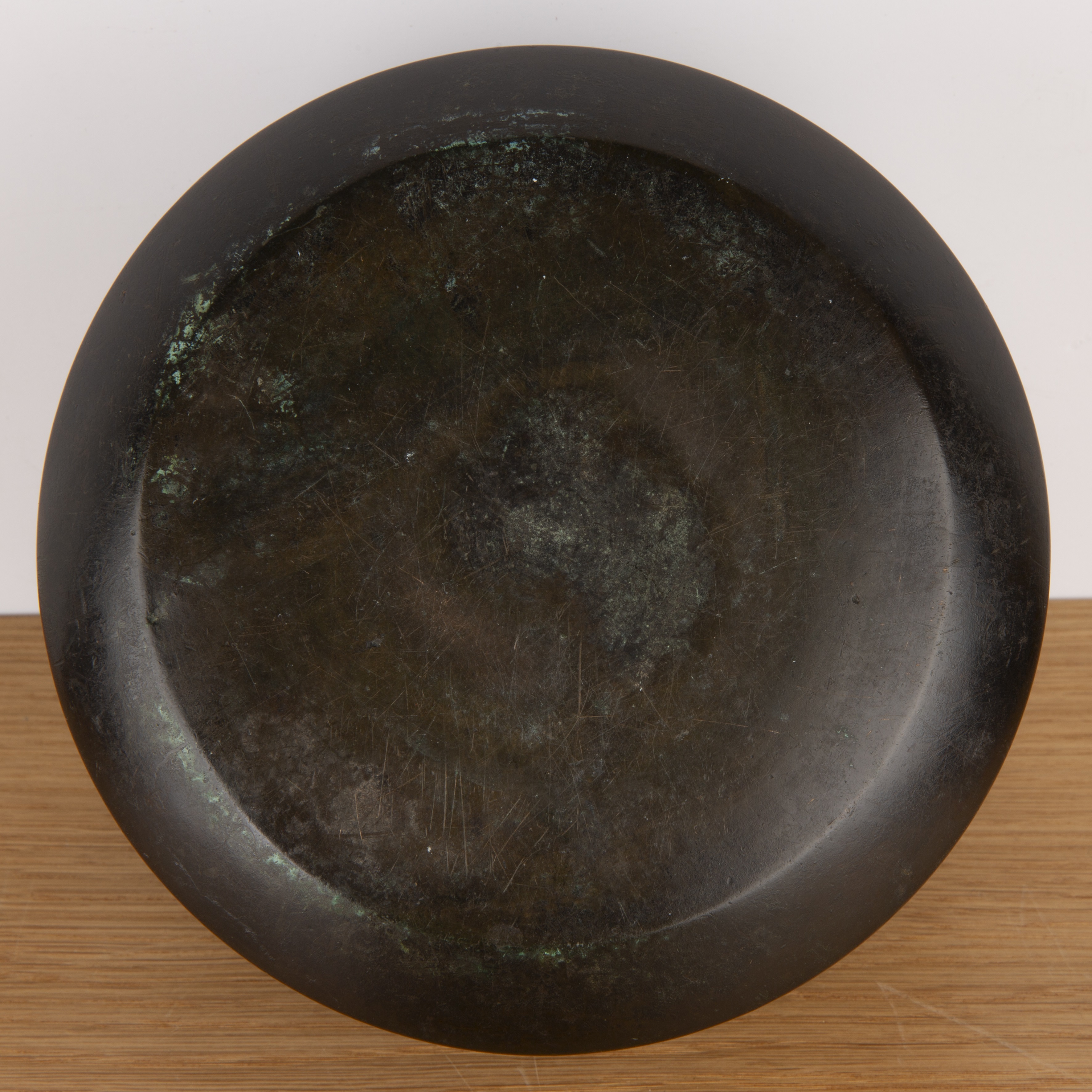 Bronze bowl Chinese, 17th/18th Century having a band of palmettes beneath a running scroll border, - Image 4 of 4
