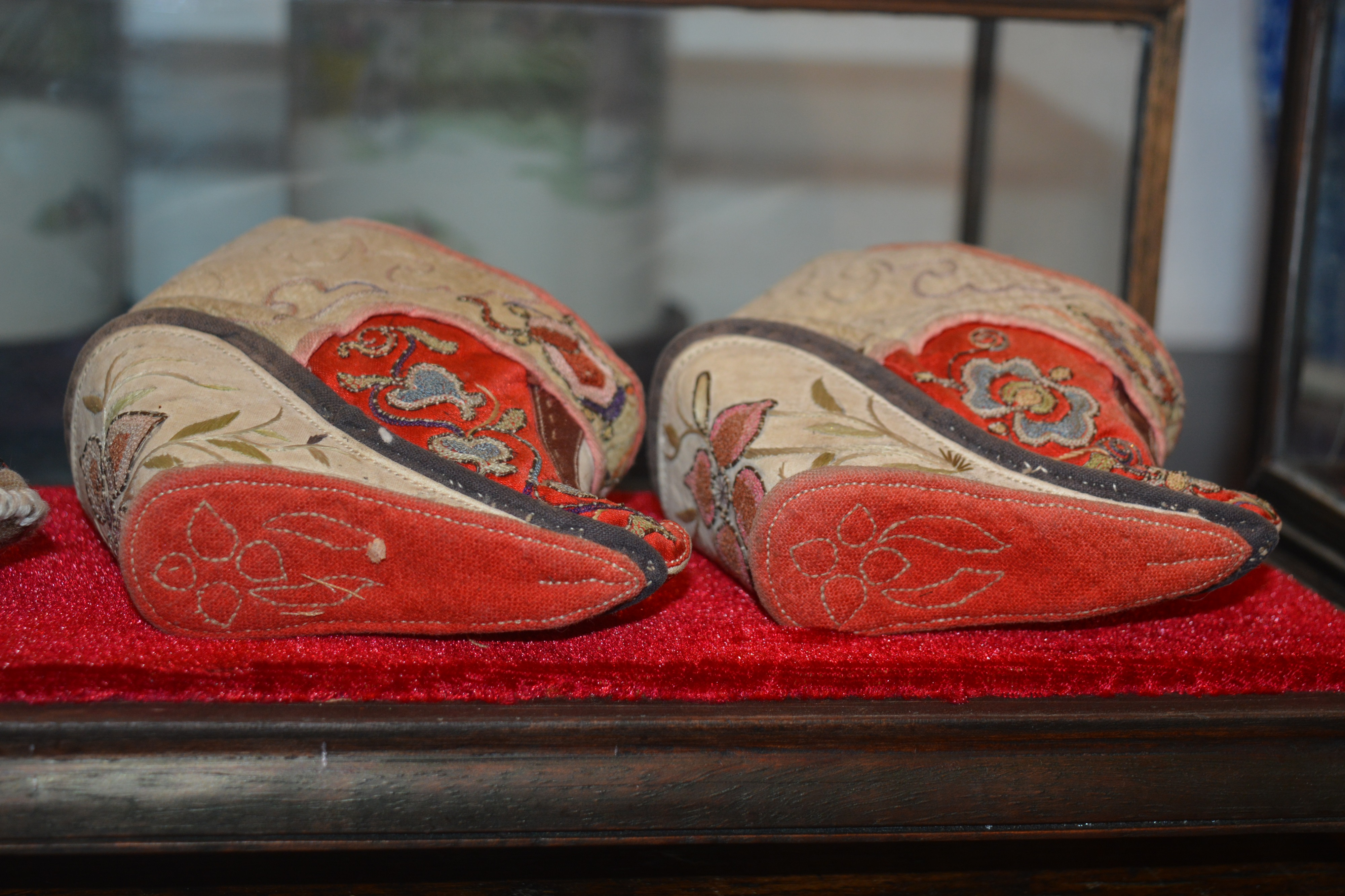 Four pairs of embroidered shoes Chinese set in three later wooden and glass cases, two cases 39. - Image 8 of 13