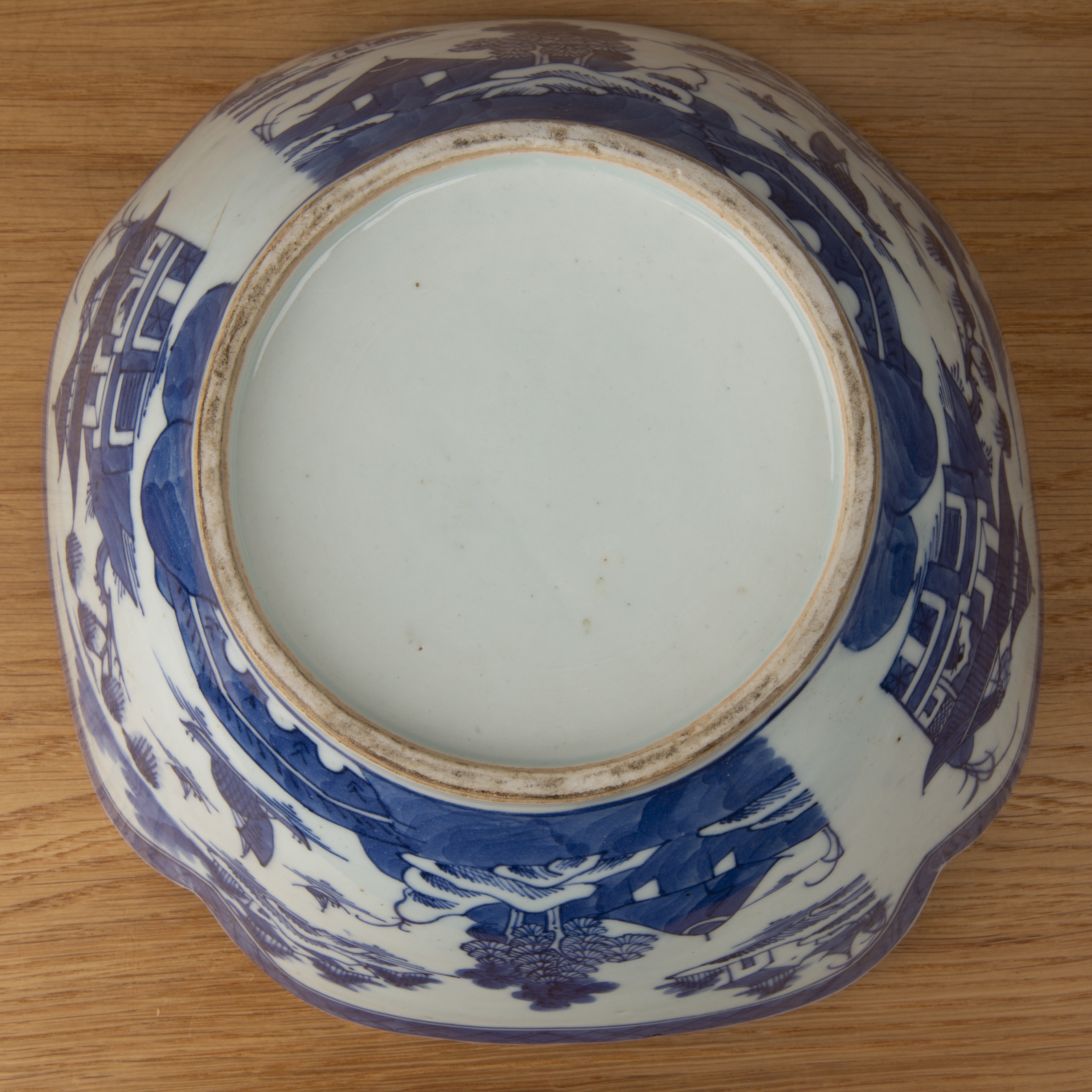 Export blue and white porcelain square bowl Chinese, circa 1800 painted with a central pavilion - Image 4 of 4