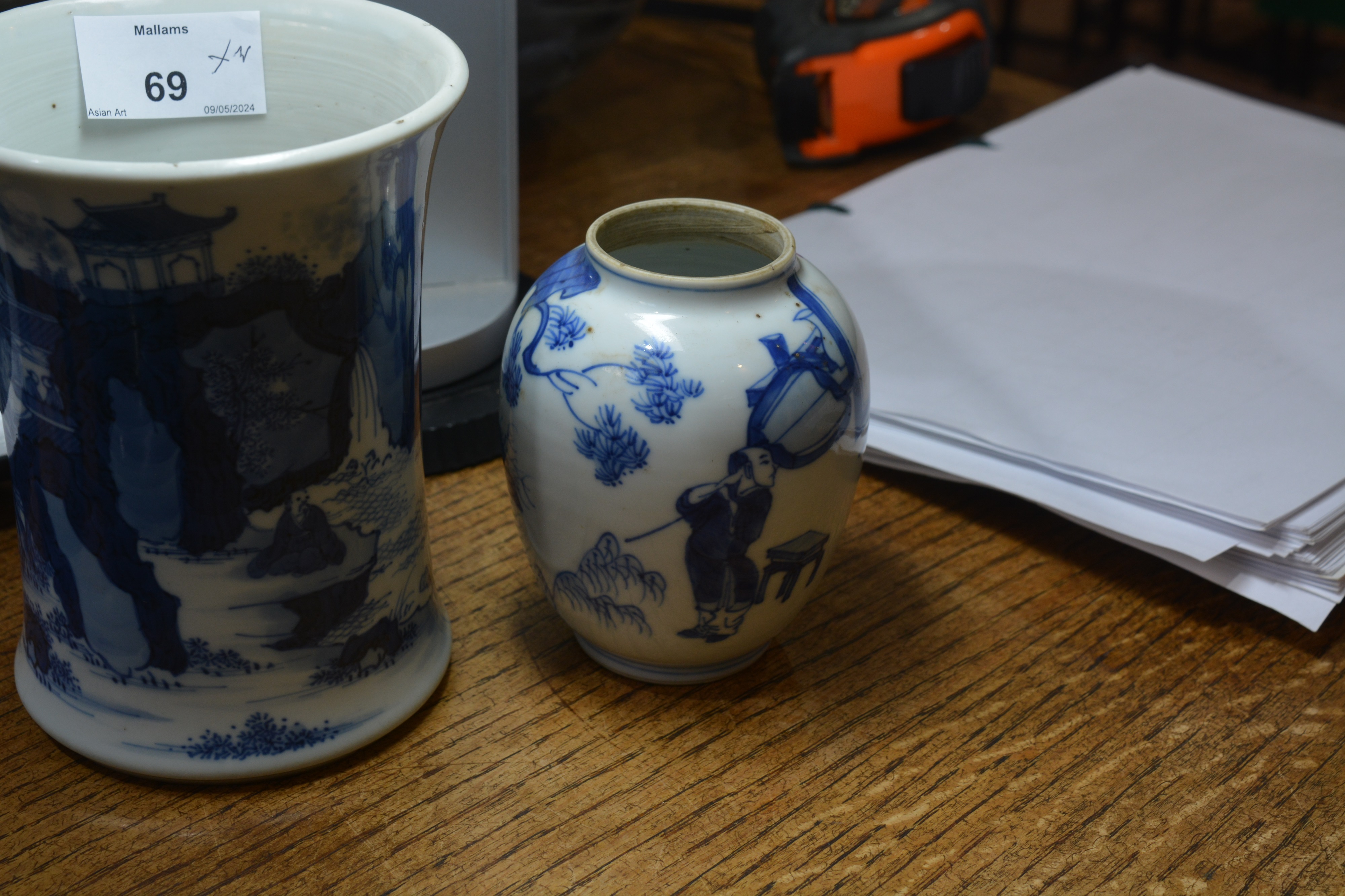 Blue and white porcelain brush pot and a jar Chinese, Kangxi the brush pot of waisted form painted - Image 8 of 9