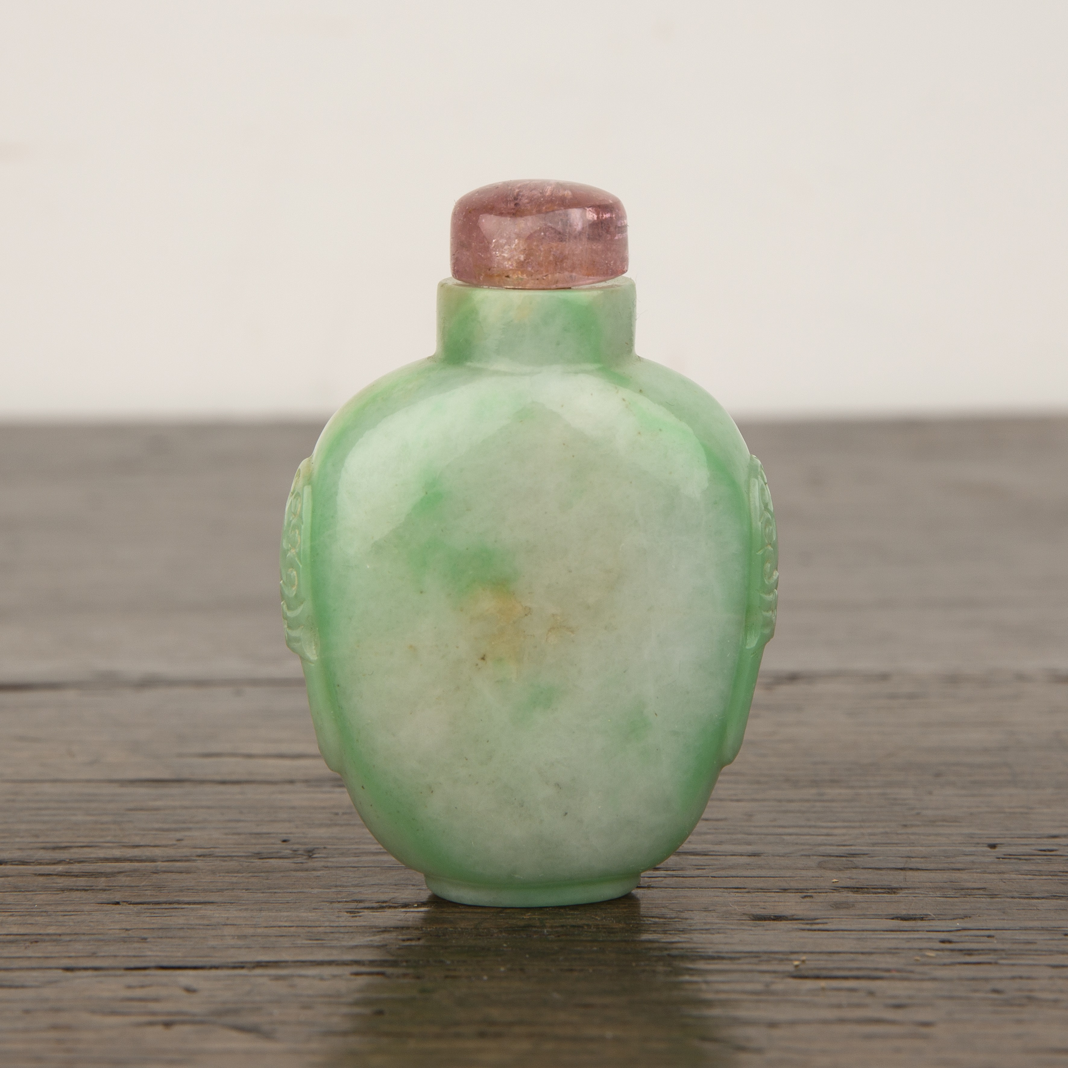 Green and white mottled jadeite snuff bottle Chinese, 1780-1850 well hollowed and of flattened ovoid