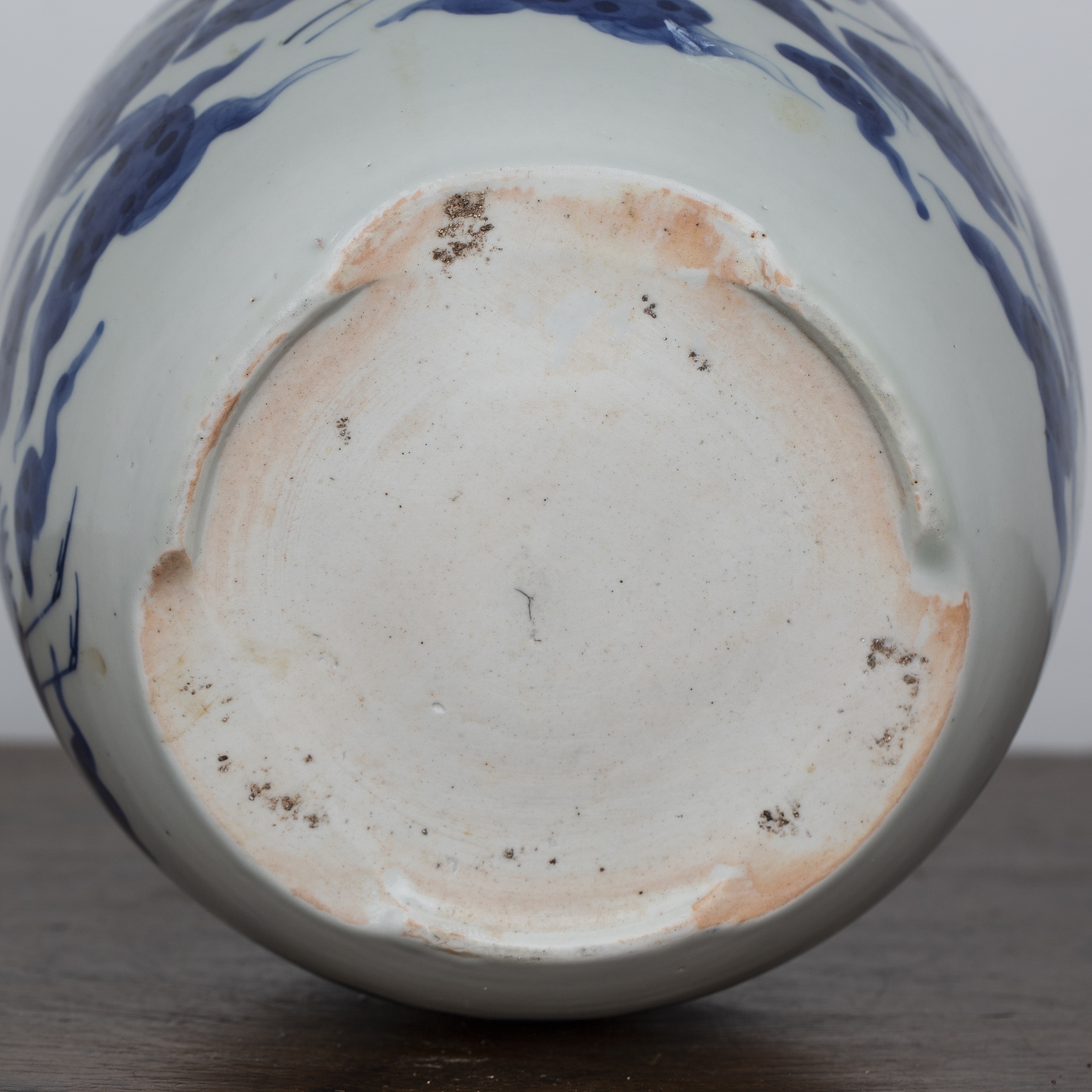 Blue and white porcelain jar Japanese painted with cranes in flight, 16.5cm high x 16.5cm diameter - Image 4 of 4