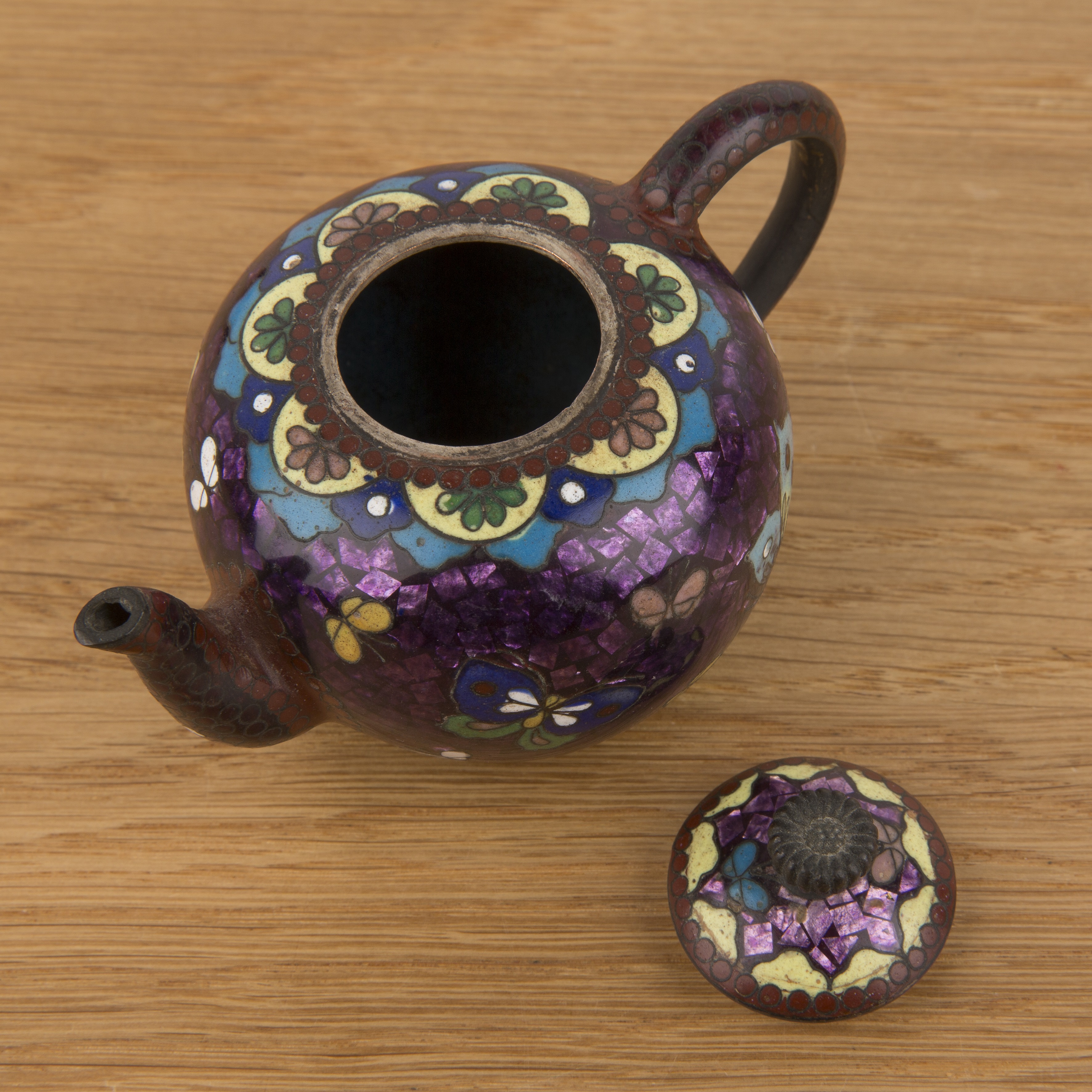 Miniature cloisonne teapot Japanese, Meiji period with butterfly and flower decoration, 10cm - Image 4 of 4