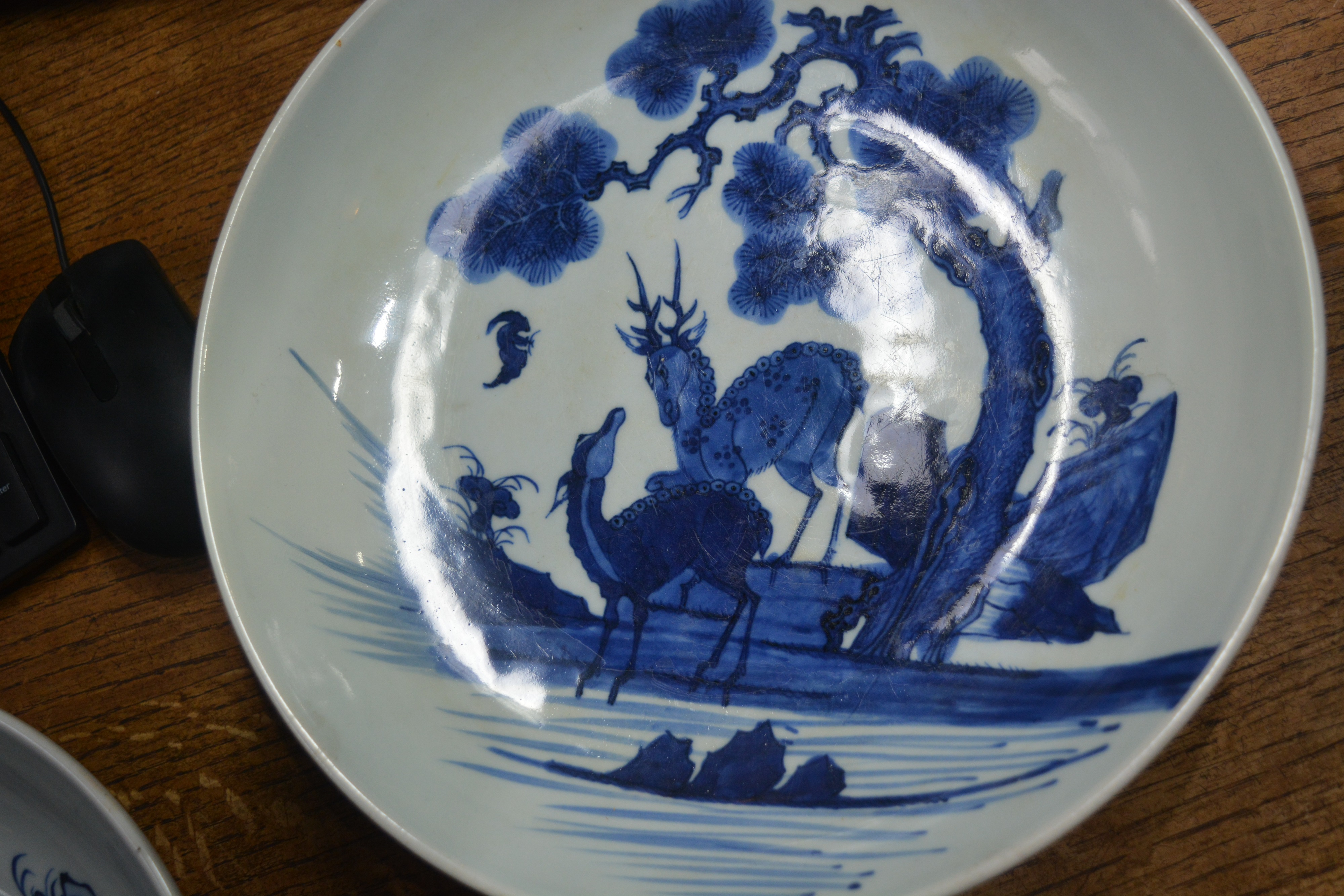 Pair of blue and white porcelain large dishes Chinese, 18th Century each painted with symbolic - Bild 16 aus 20