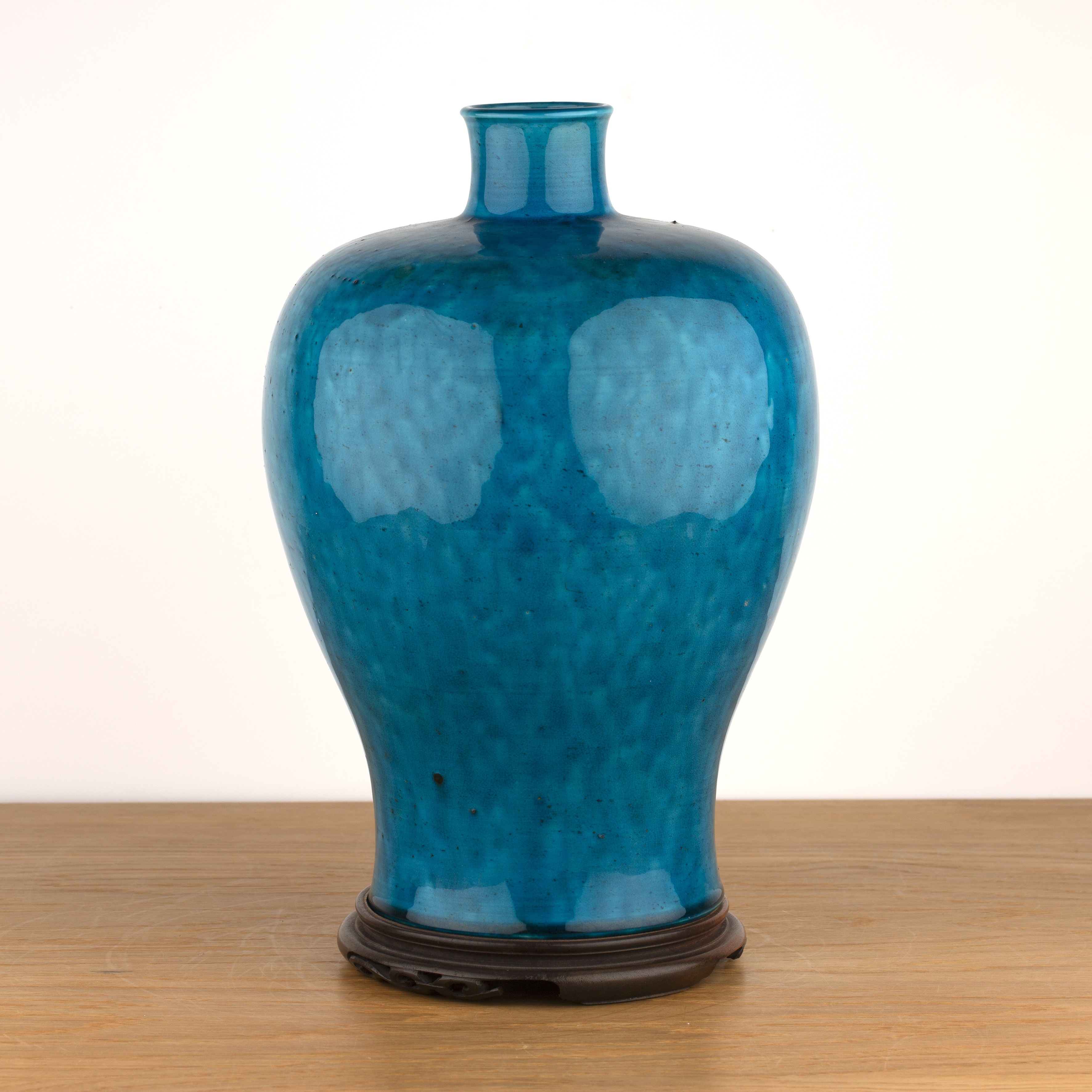 Turquoise porcelain Mei-ping shaped vase Chinese, Guangxu (1875-1908) with a blue six-character - Image 2 of 5