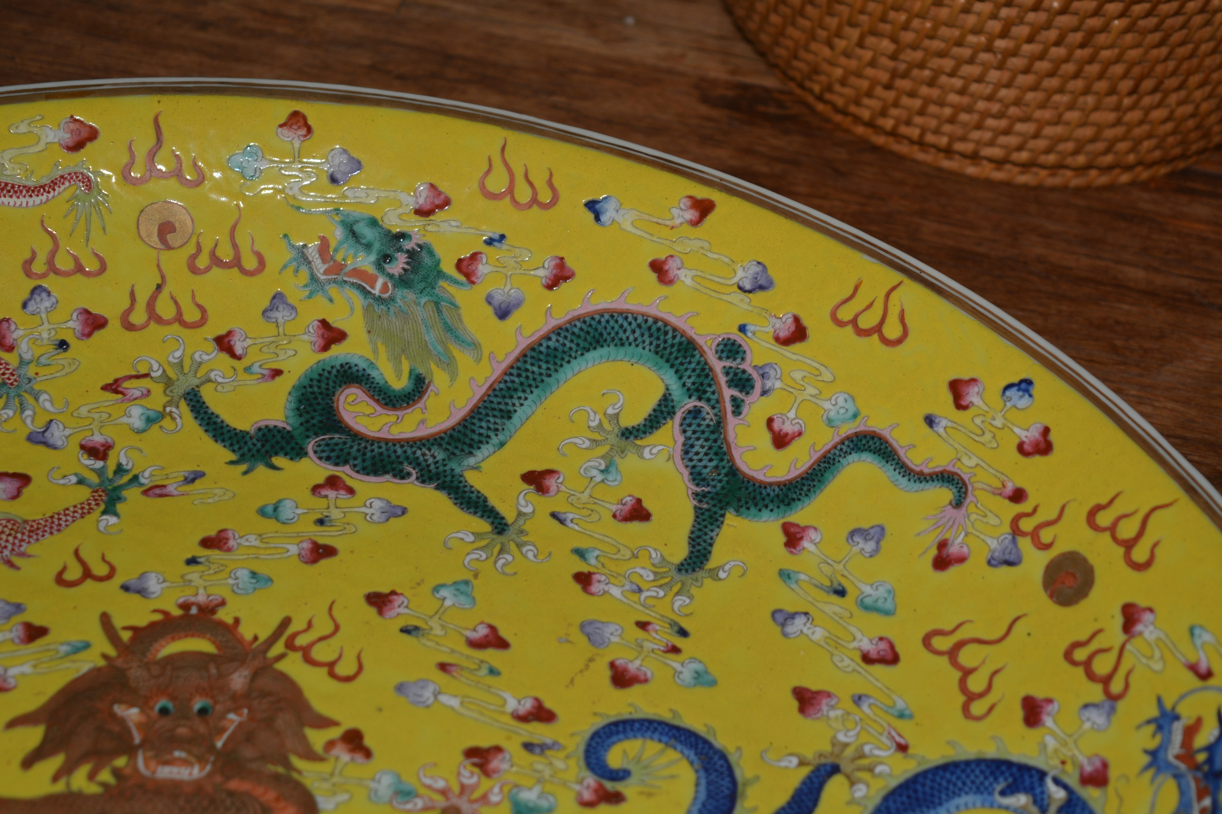 Imperial yellow ground large porcelain charger Chinese, Guangxu period painted in coloured enamels - Image 14 of 15