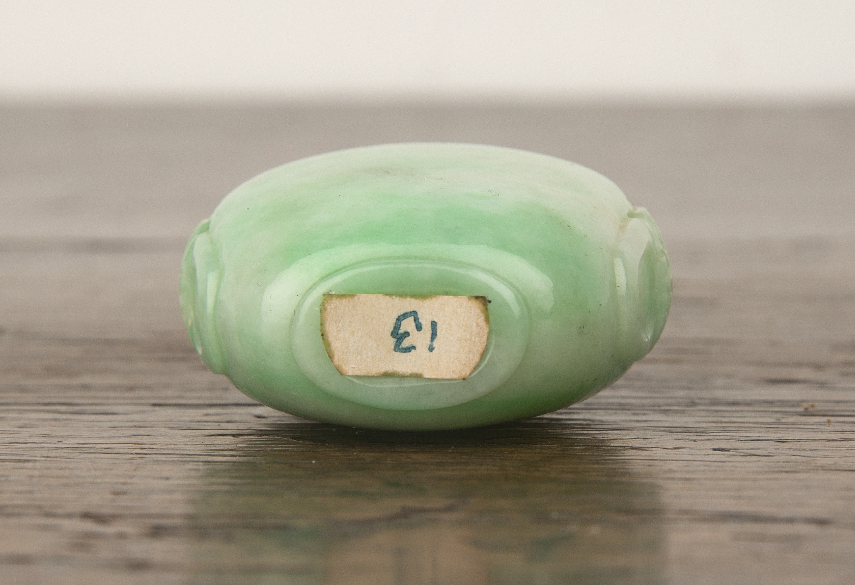 Green and white mottled jadeite snuff bottle Chinese, 1780-1850 well hollowed and of flattened ovoid - Image 7 of 12