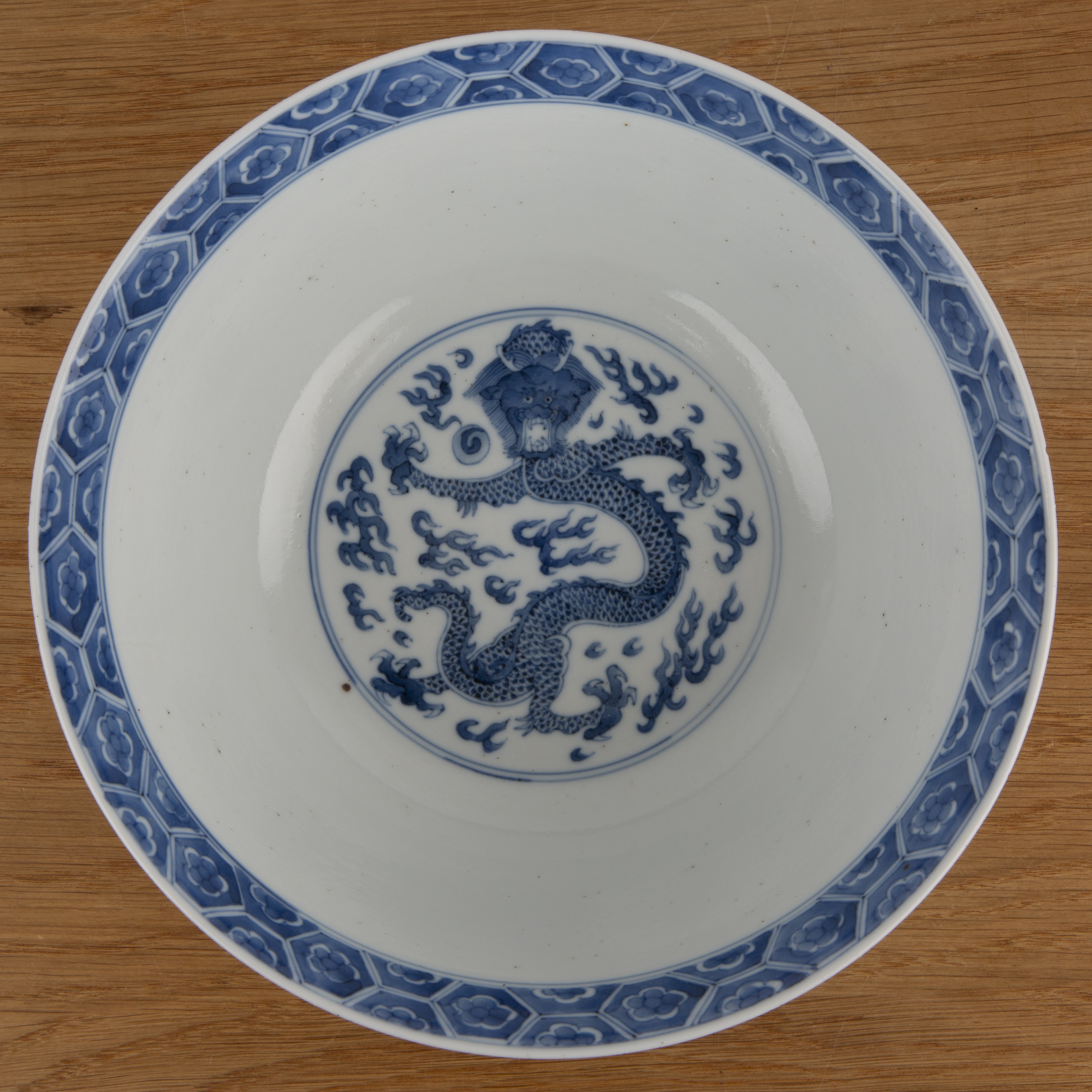 Blue and white porcelain bowl Chinese, 18th/early 19th Century painted with a dragon and pearls to - Image 4 of 5