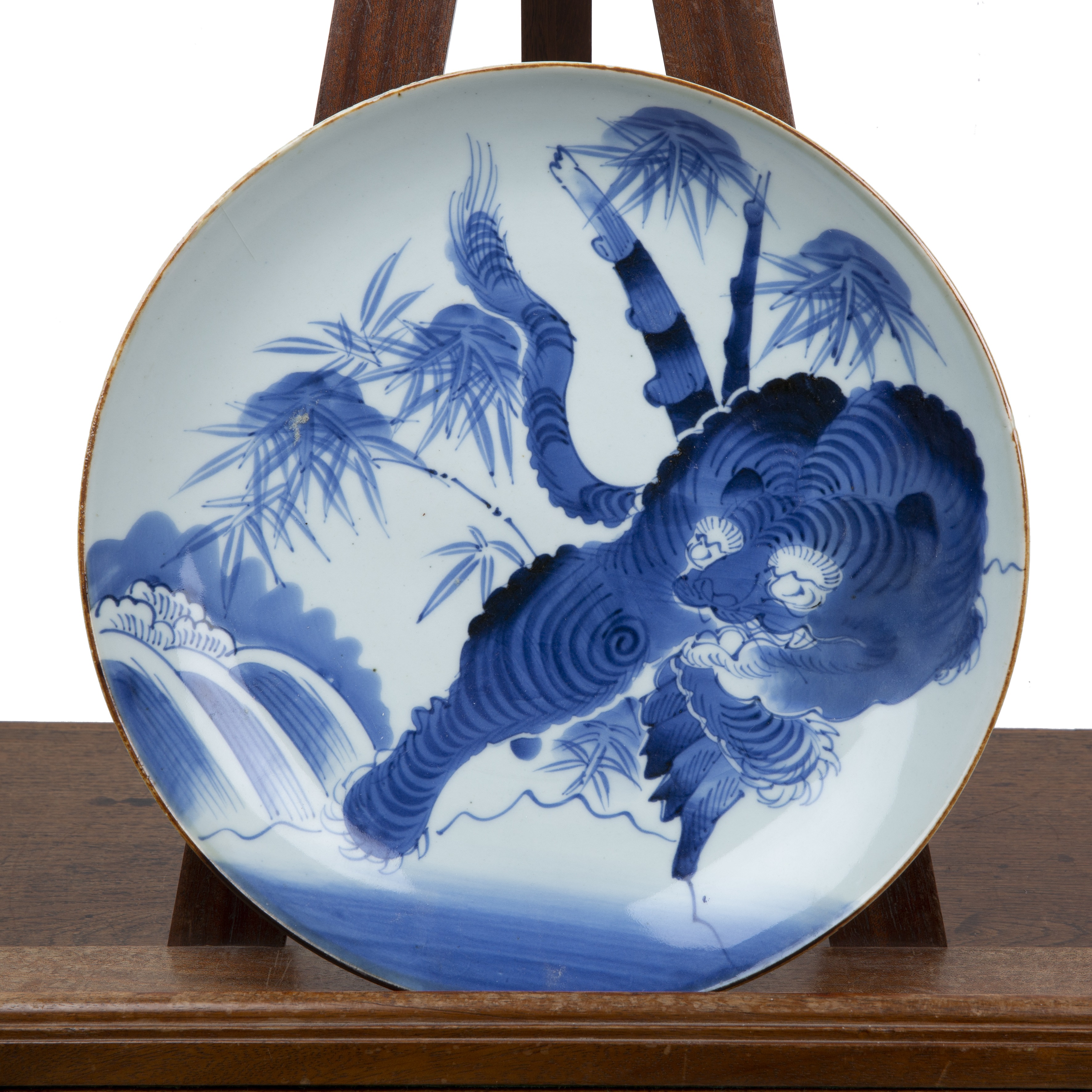 Blue and white porcelain charger Japanese painted with a tiger and bamboo, 32.7cm diameter x 4.5cm - Bild 5 aus 10