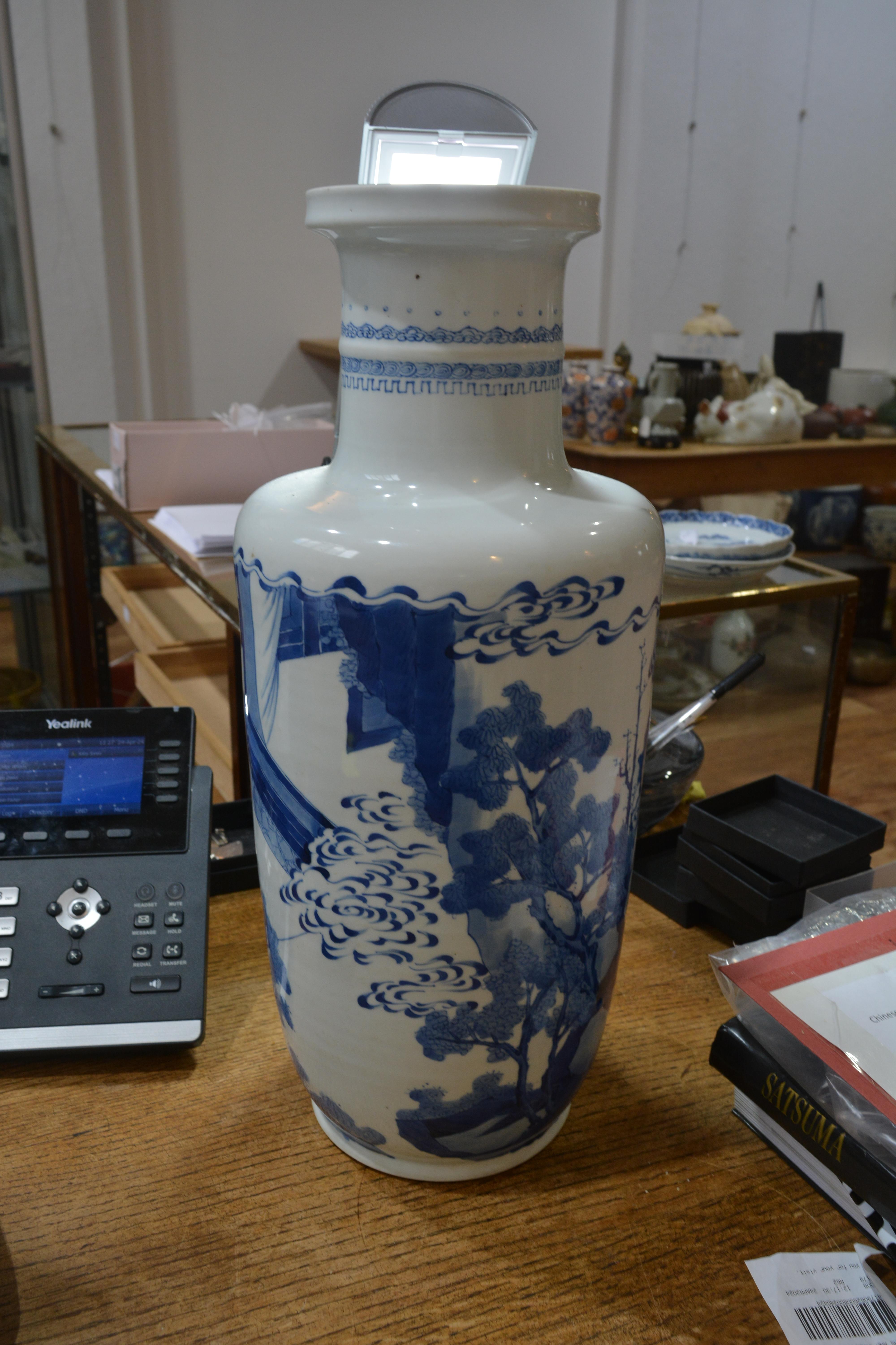 Blue and white porcelain rouleau vase Chinese, Kangxi painted with scholars, clouds, and figures - Bild 13 aus 33