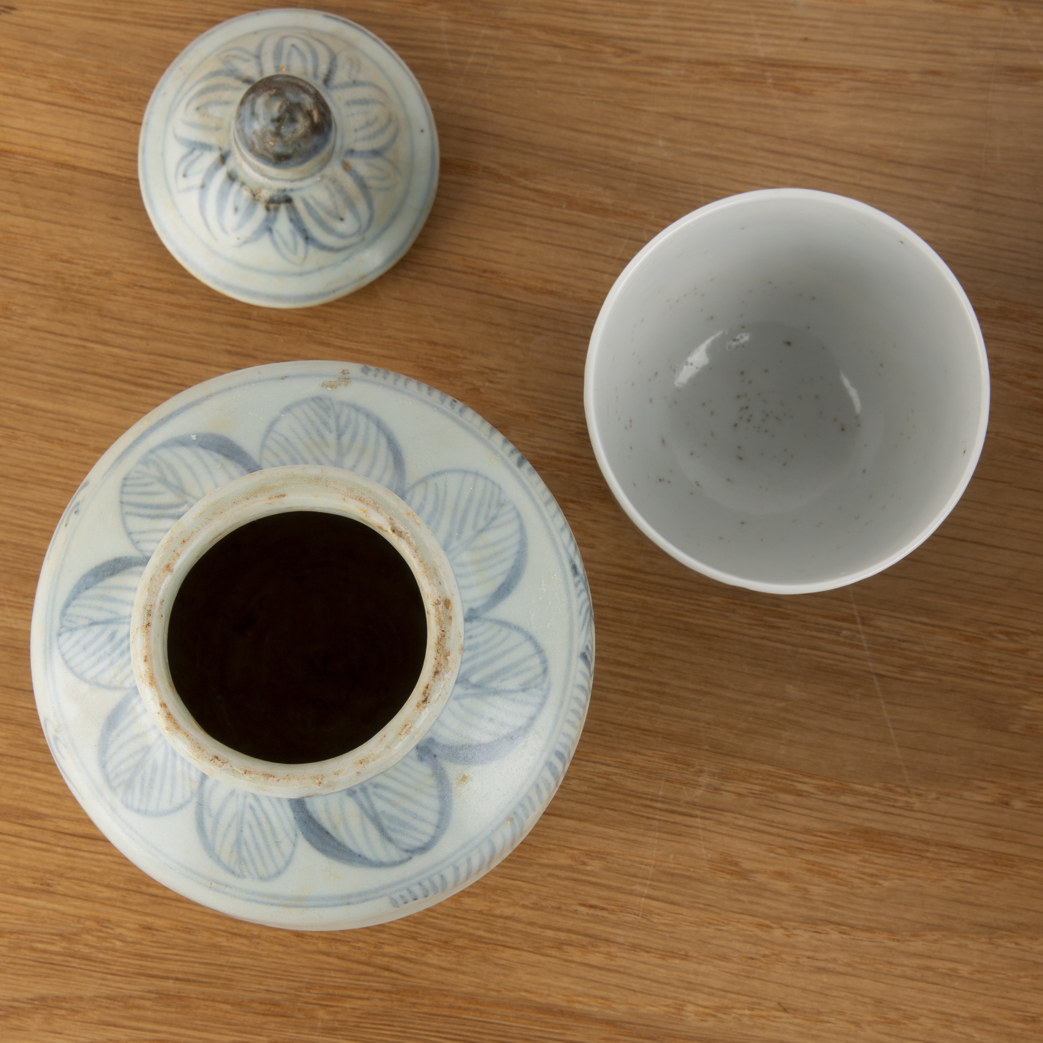 Group of three pieces Chinese, Ming and later including a provincial blue and white jar and cover, - Image 4 of 7