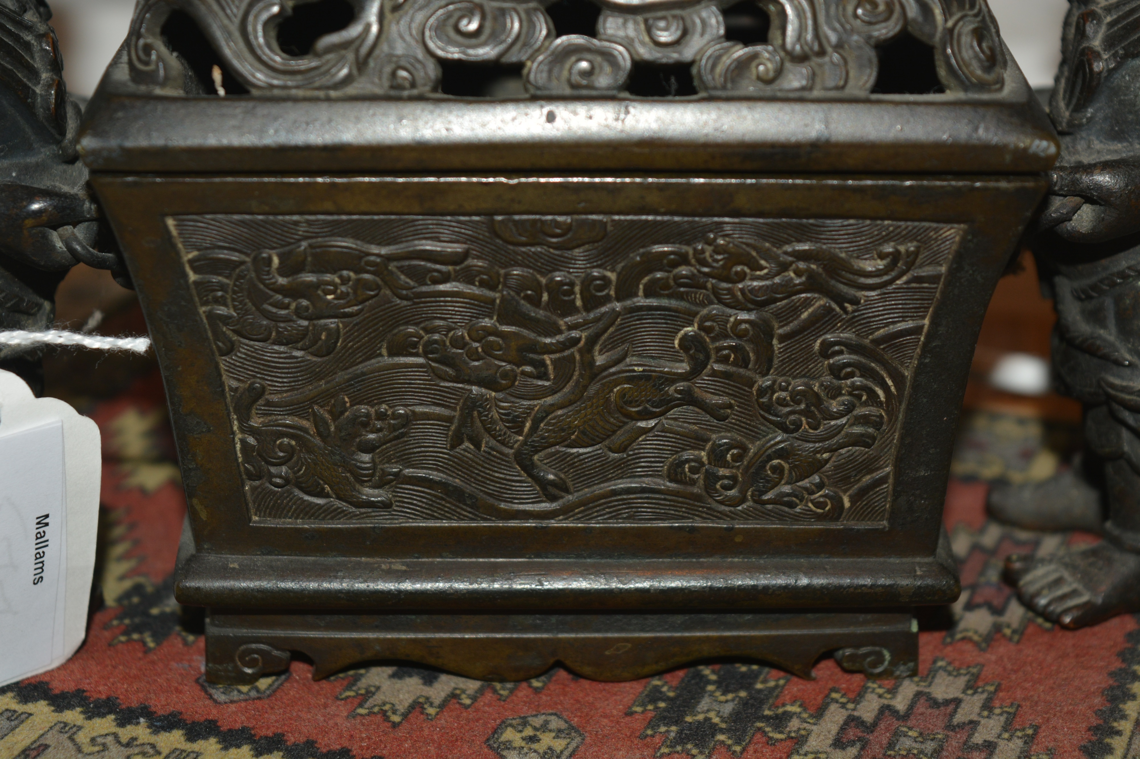 Bronze censer Chinese, 18th/19th Century in the form of a central rectangular casket with a - Bild 12 aus 27
