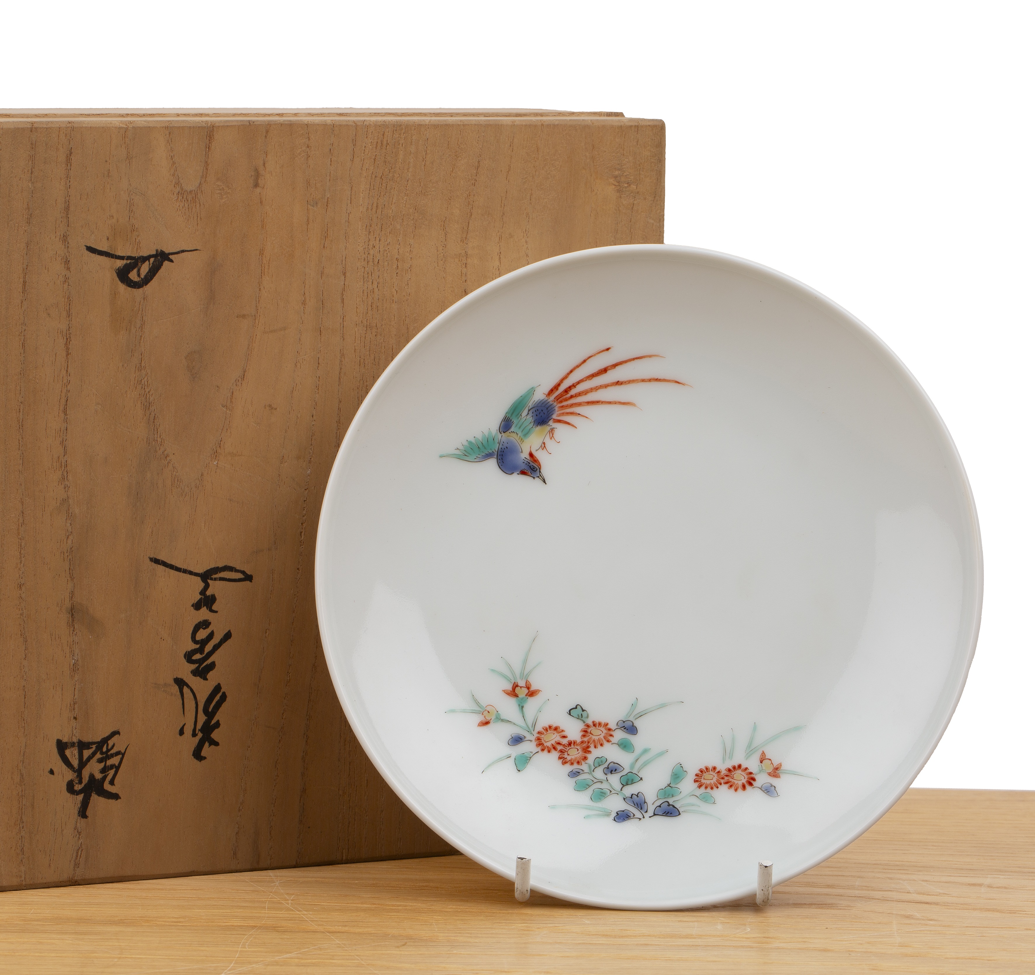 Kakiemon saucer dish Japanese in a collectors case, red seal to the interior lid of the case, the