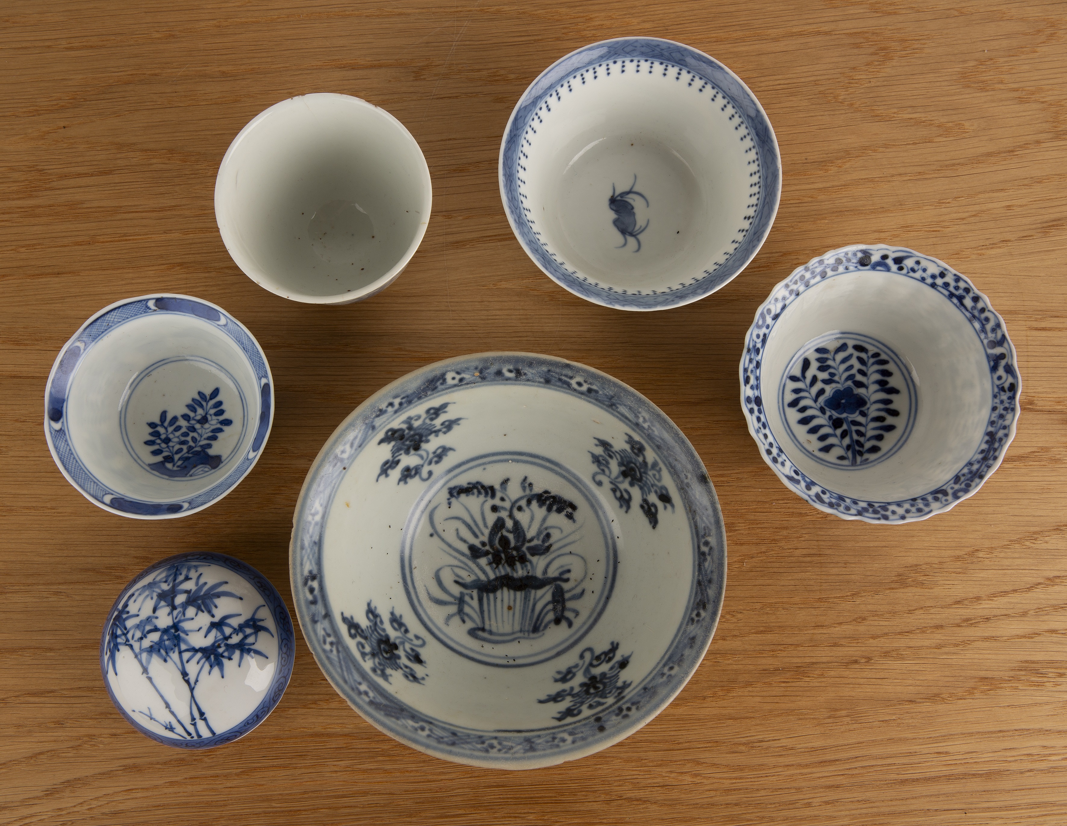 Group of blue and white porcelain Chinese and Japanese to include a tea bowl and saucer, painted - Bild 3 aus 6