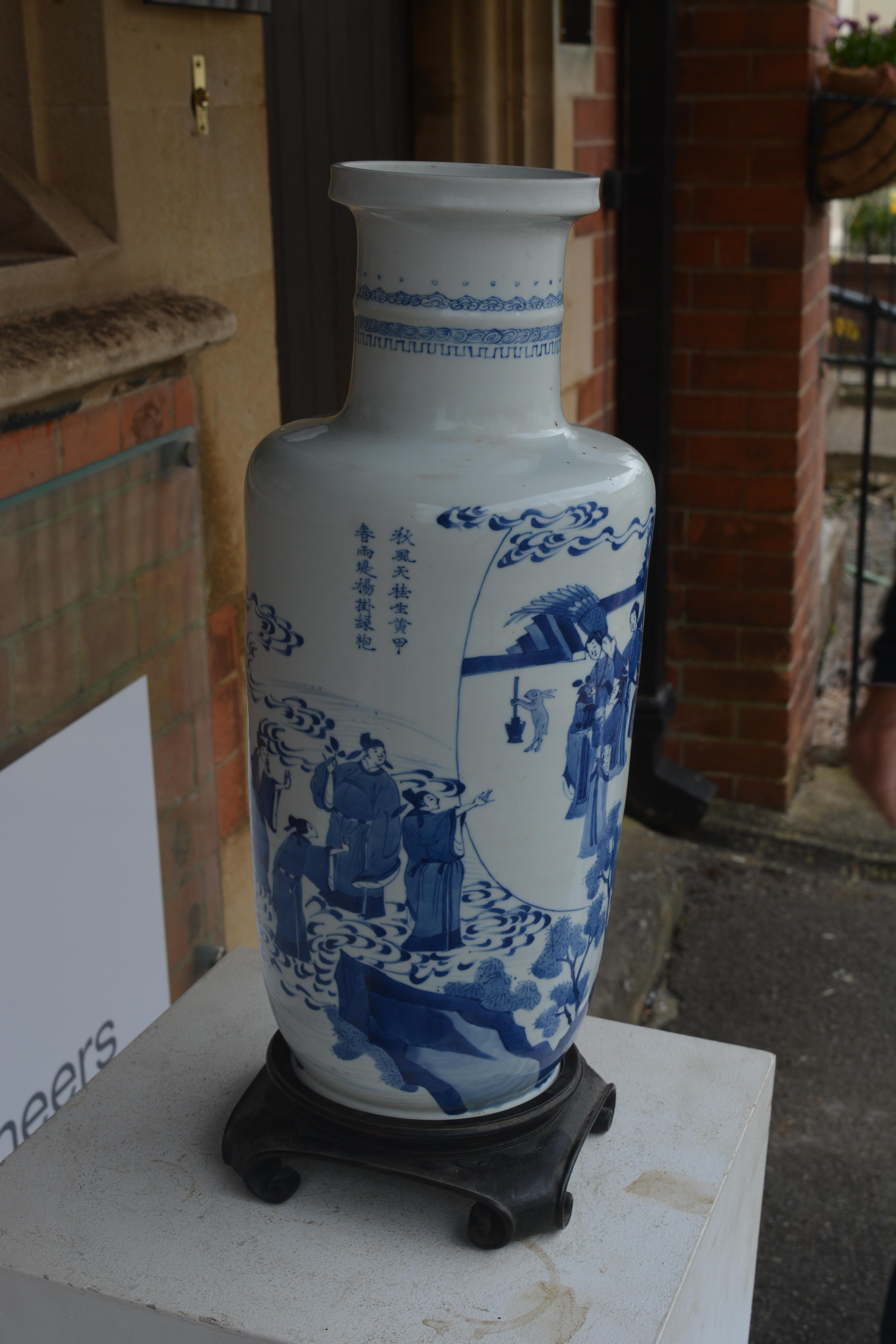 Blue and white porcelain rouleau vase Chinese, Kangxi painted with scholars, clouds, and figures - Image 15 of 33