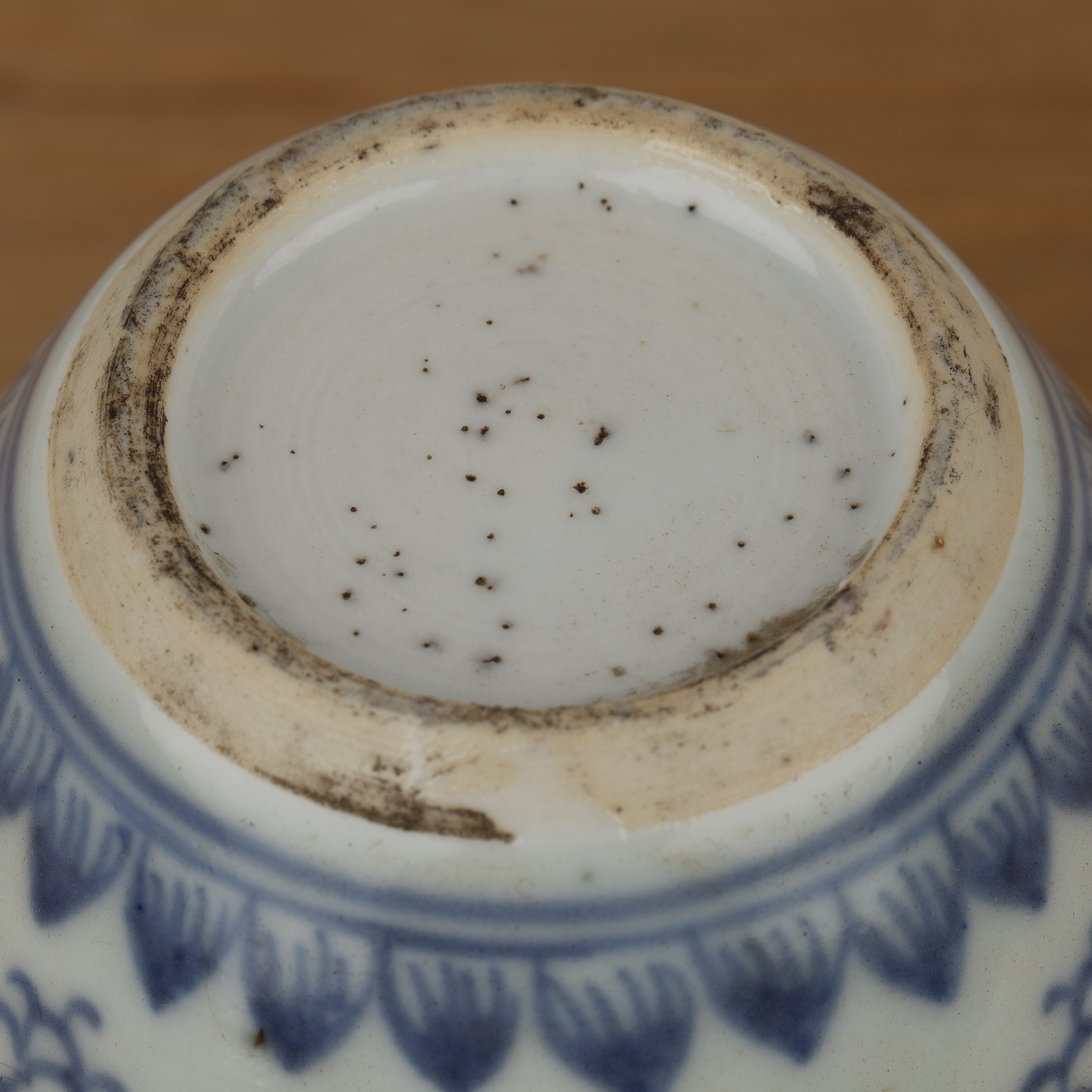 Small blue and white ginger jar with wood cover and stand Chinese, 18th/19th Century with Indian - Bild 3 aus 5