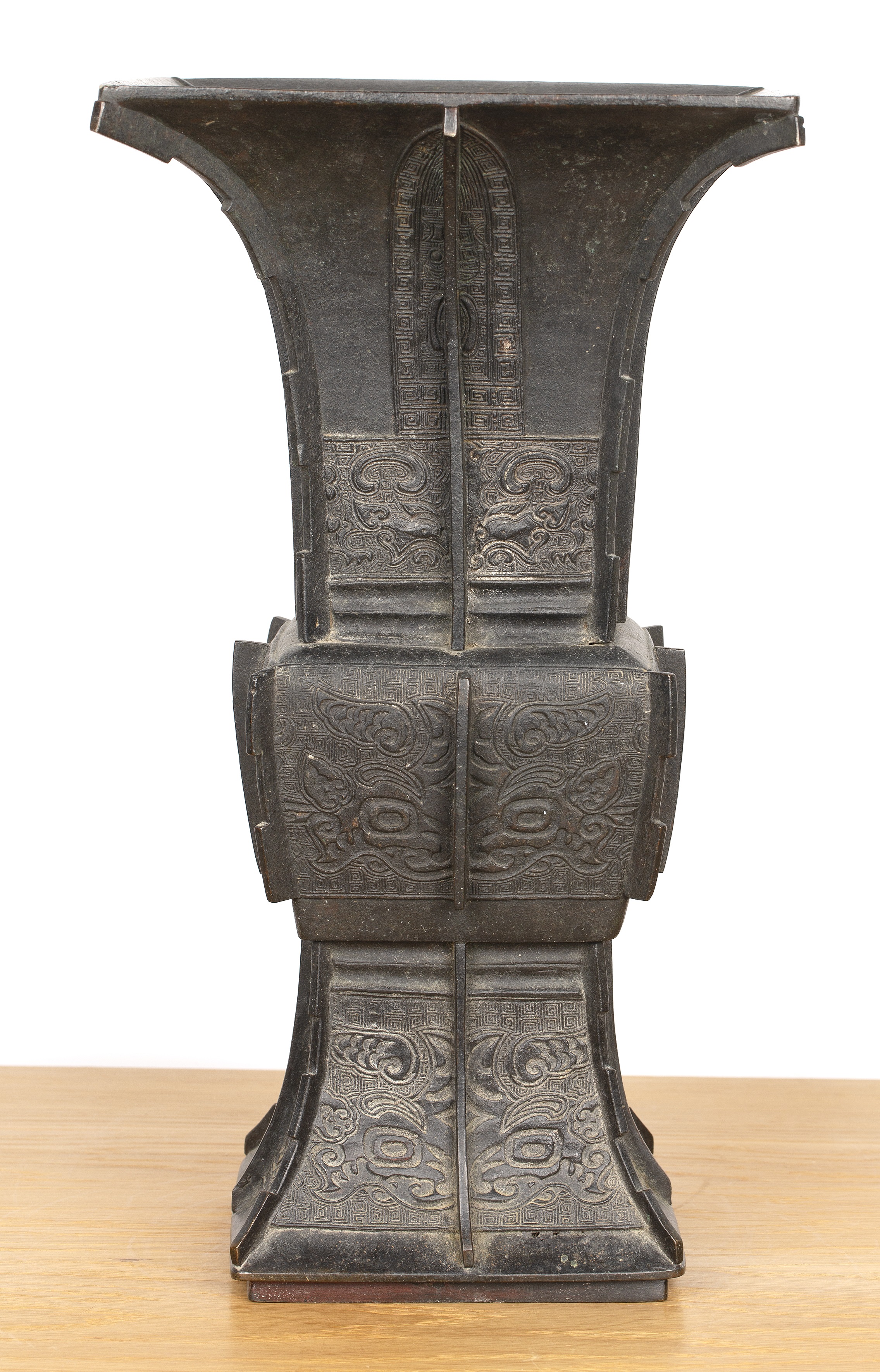 Large bronze archaic Gu form vessel Chinese, 19th Century with raised bands, and panels of taotie - Image 5 of 16