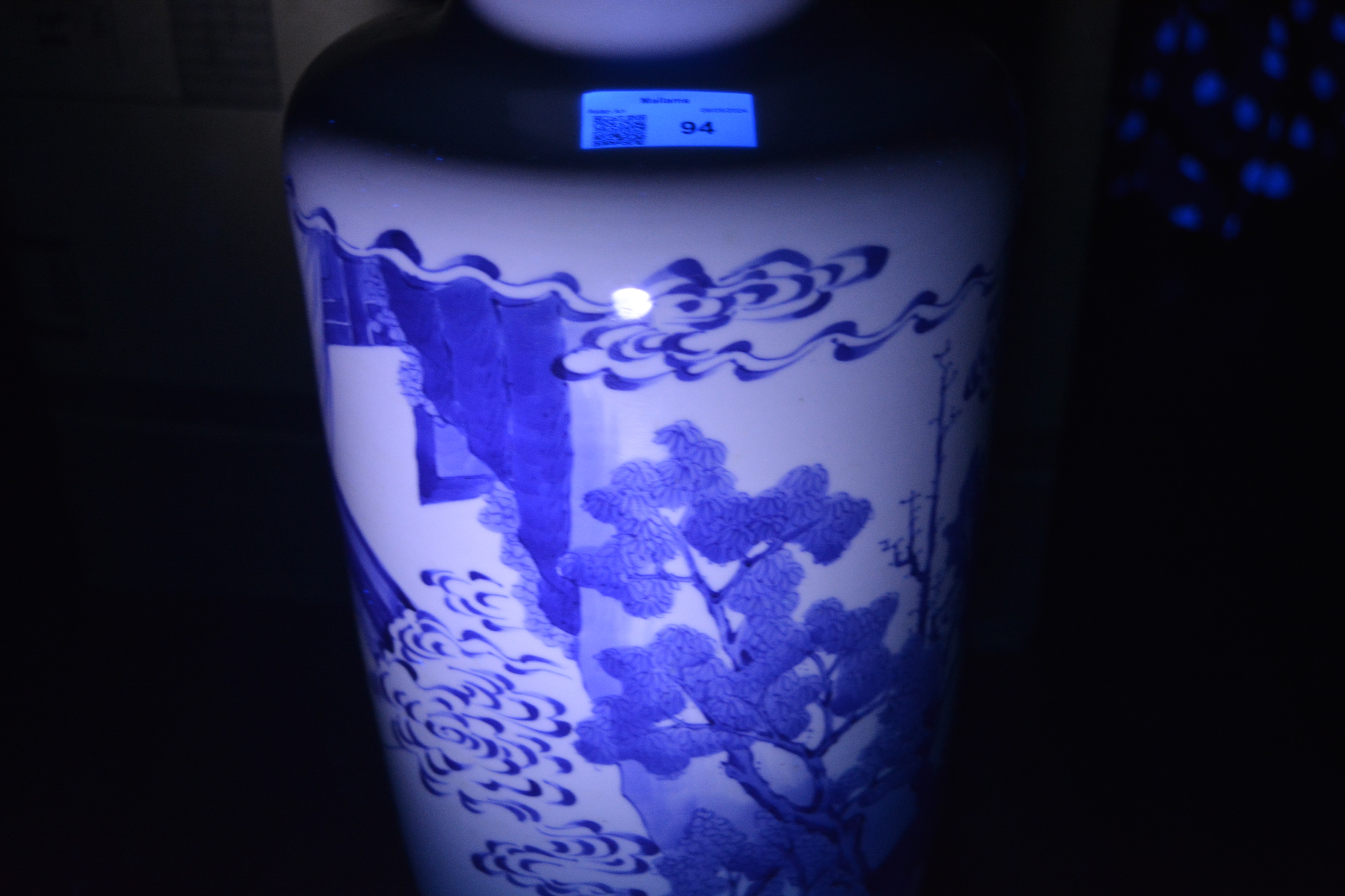 Blue and white porcelain rouleau vase Chinese, Kangxi painted with scholars, clouds, and figures - Image 31 of 33