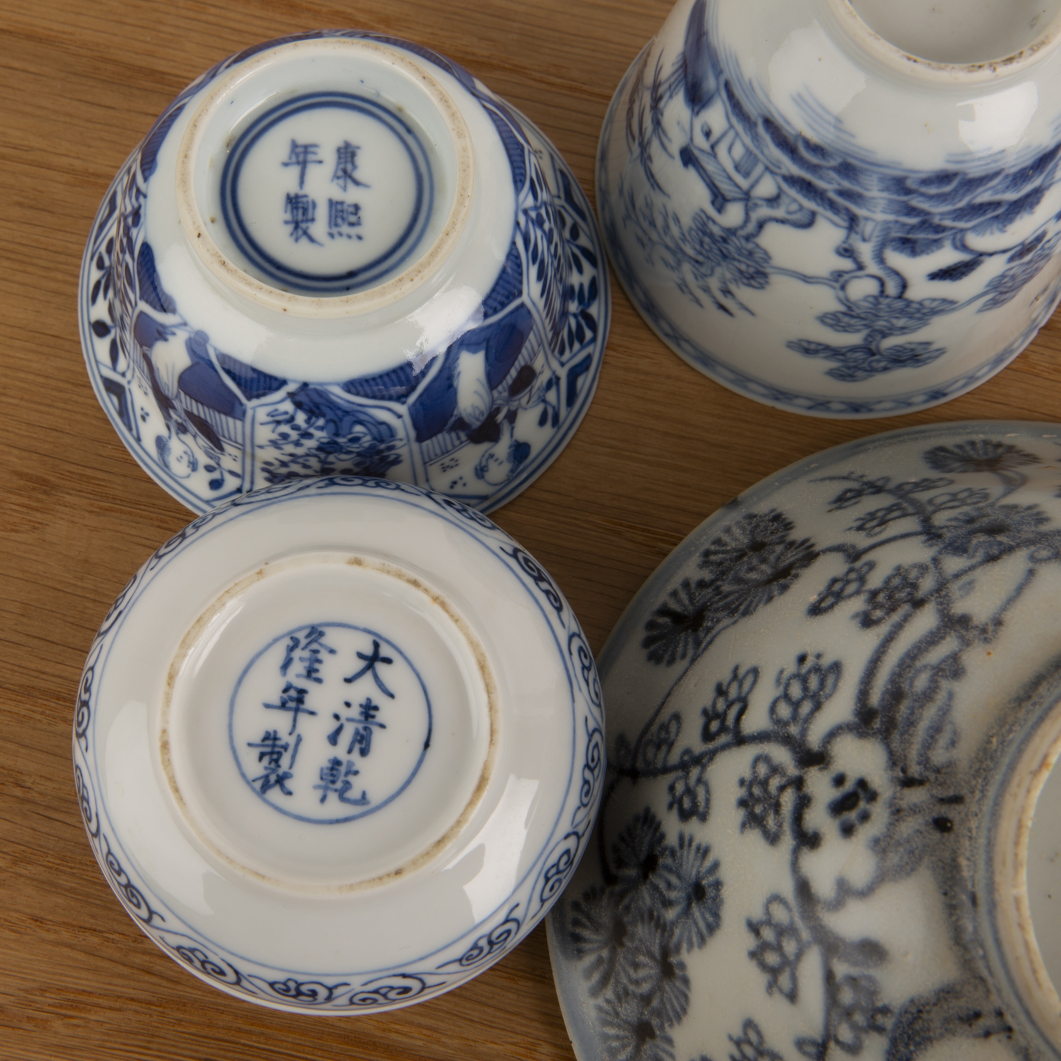 Group of blue and white porcelain Chinese and Japanese to include a tea bowl and saucer, painted - Bild 6 aus 6