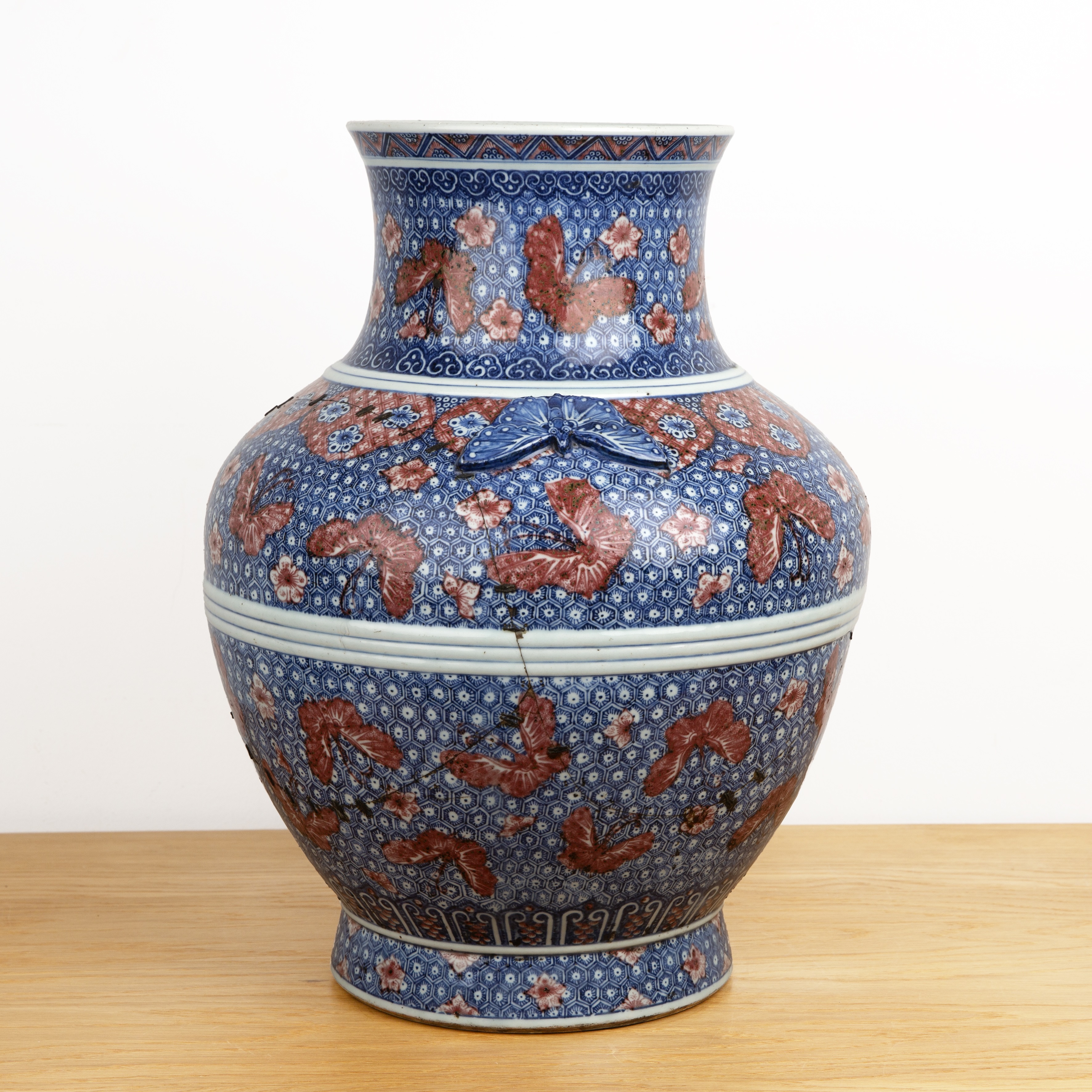 Large underglaze blue and copper-red porcelain vase Chinese, 18th Century of archaistic hu form with - Bild 3 aus 18