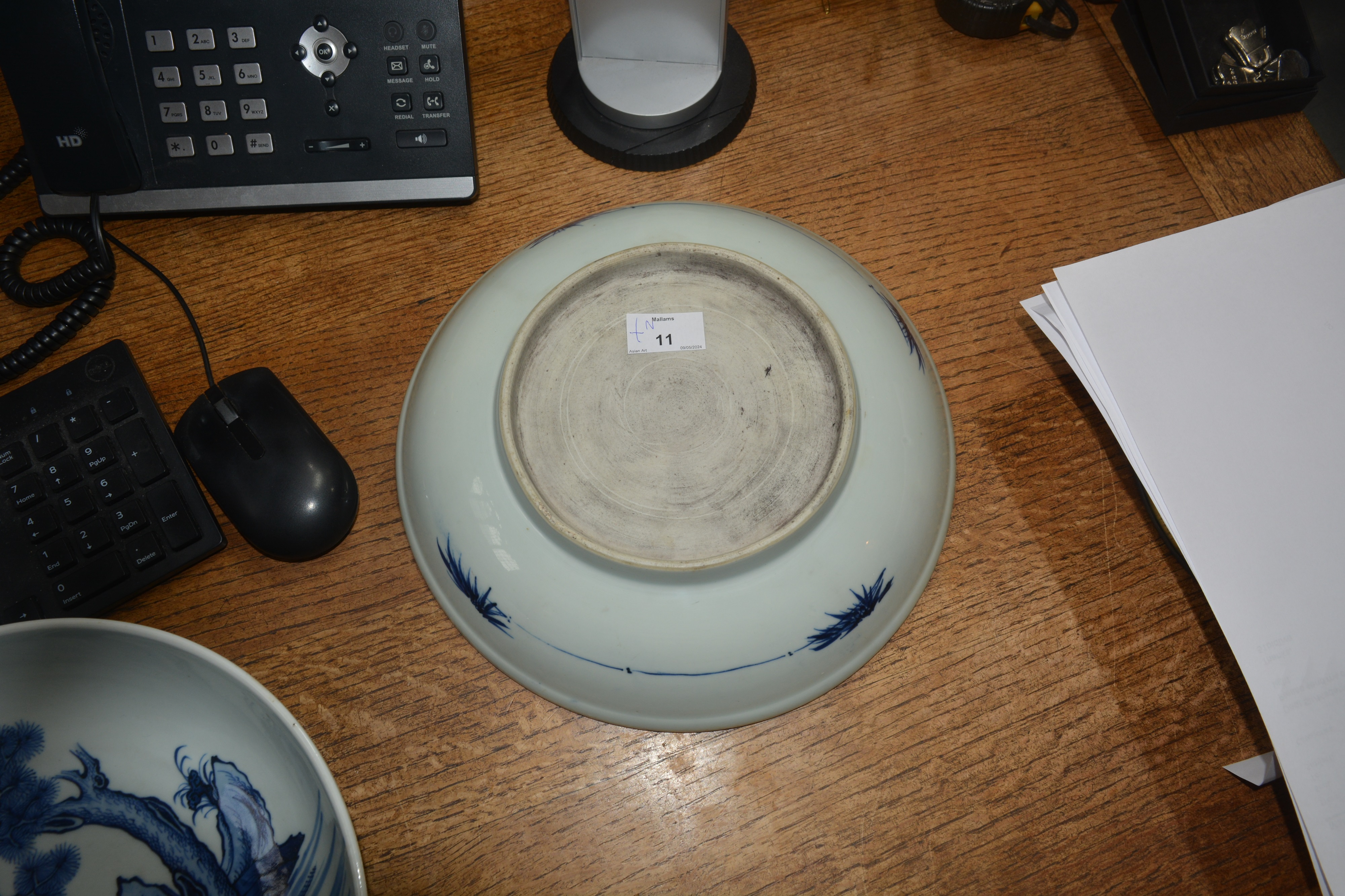 Pair of blue and white porcelain large dishes Chinese, 18th Century each painted with symbolic - Bild 13 aus 20