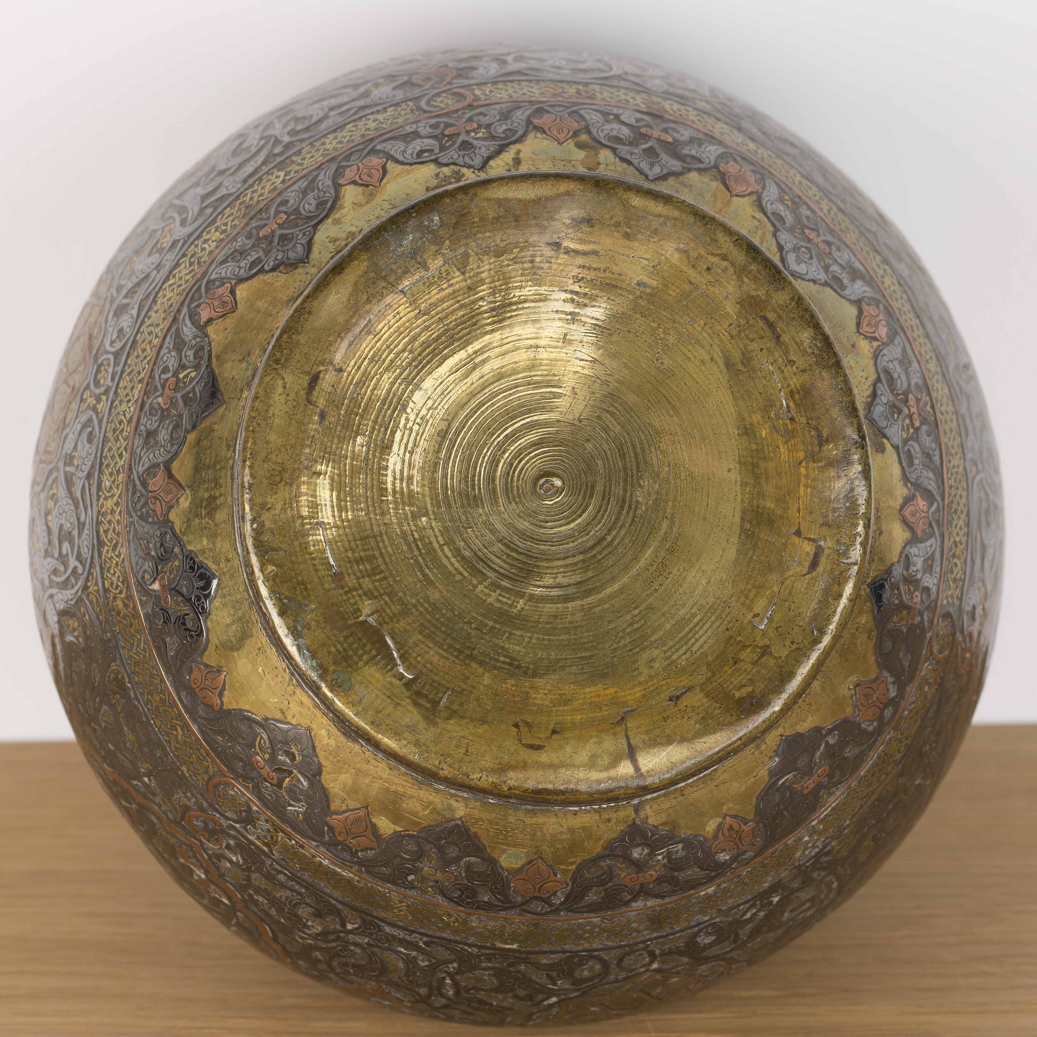 Silver and copper inlaid brass bowl Mamluk revival, 19th/early 20th Century with engraved - Image 4 of 4