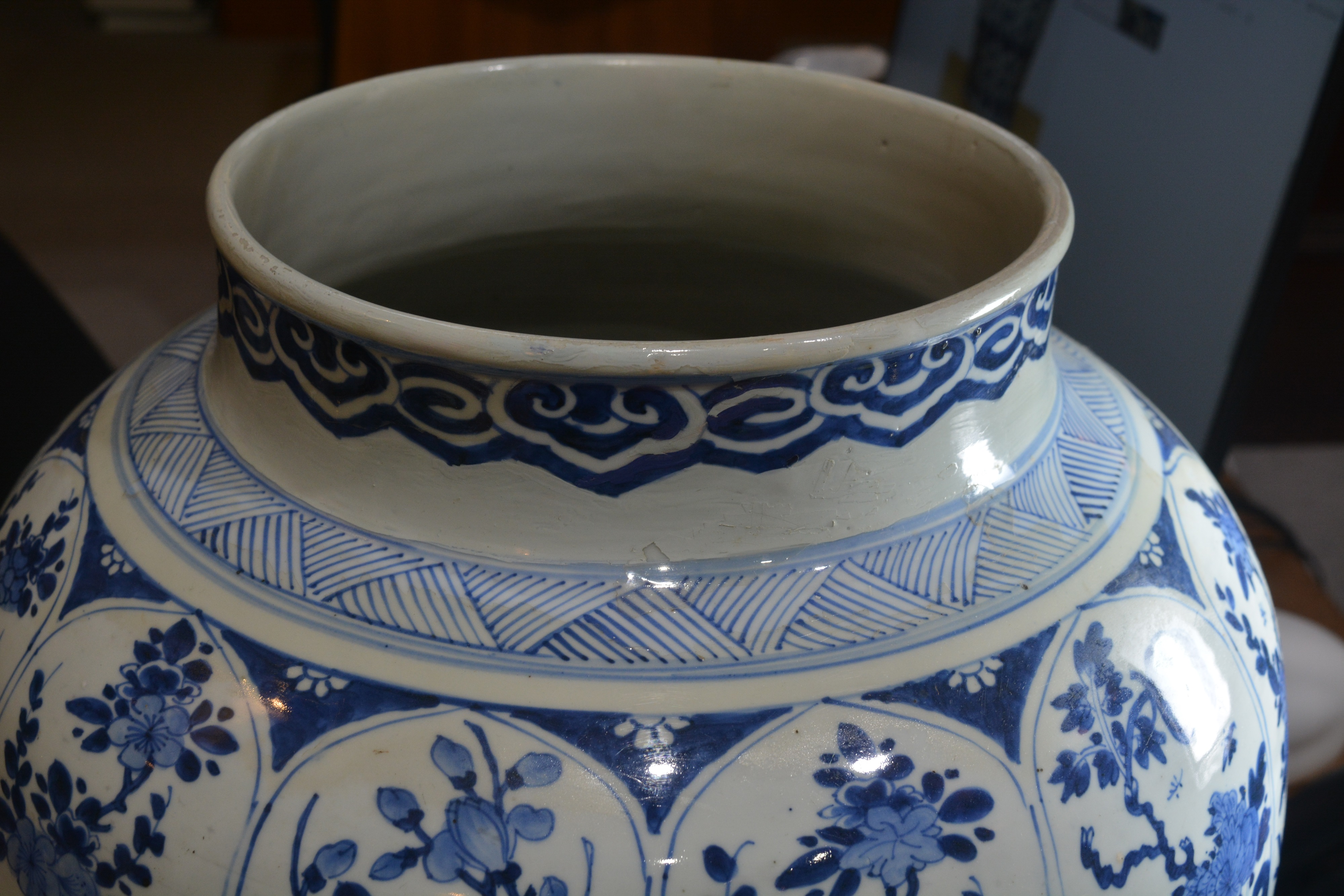 Blue and white jar and cover Chinese, Kangxi with all-over panels of flowers, within a chevron and - Bild 18 aus 23