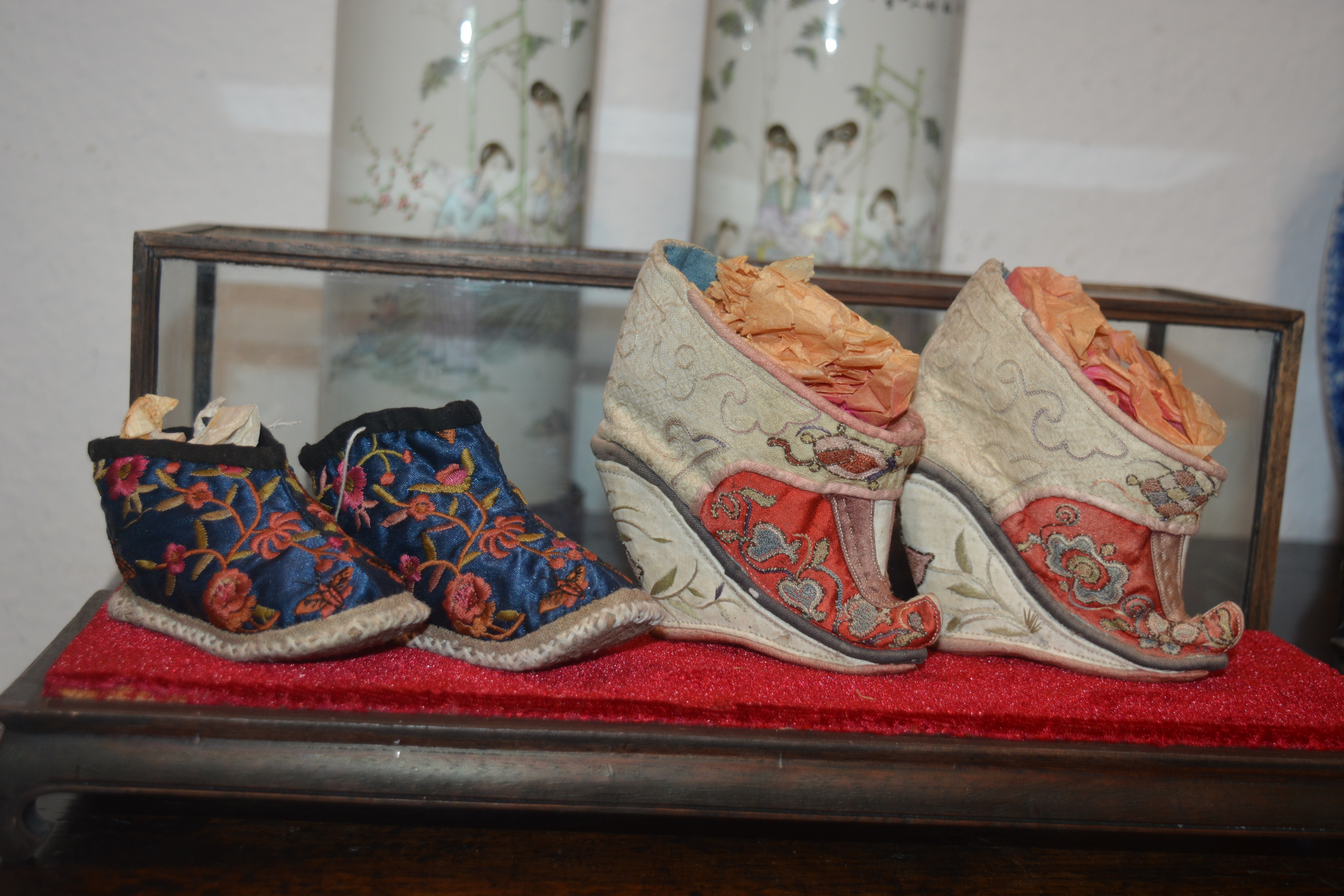 Four pairs of embroidered shoes Chinese set in three later wooden and glass cases, two cases 39. - Image 6 of 13