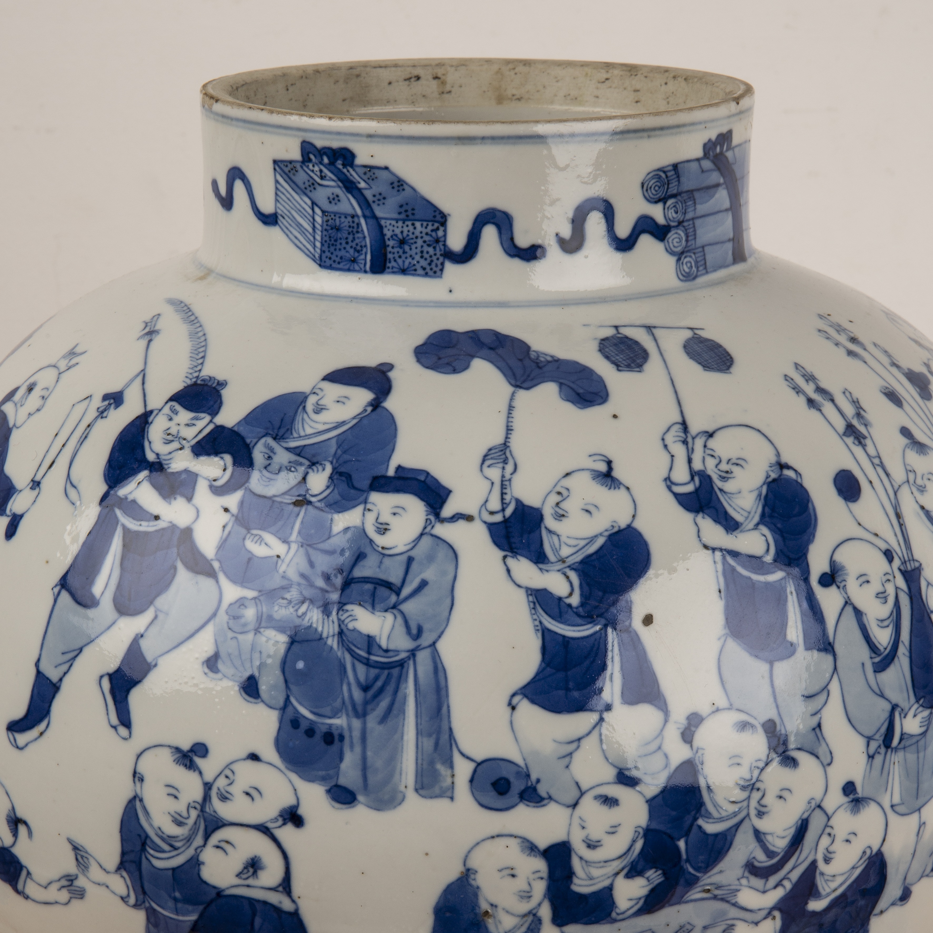 Pair of blue and white 'hundred boy ' porcelain vases and covers Chinese, Kangxi (1662-1722) the - Bild 10 aus 37